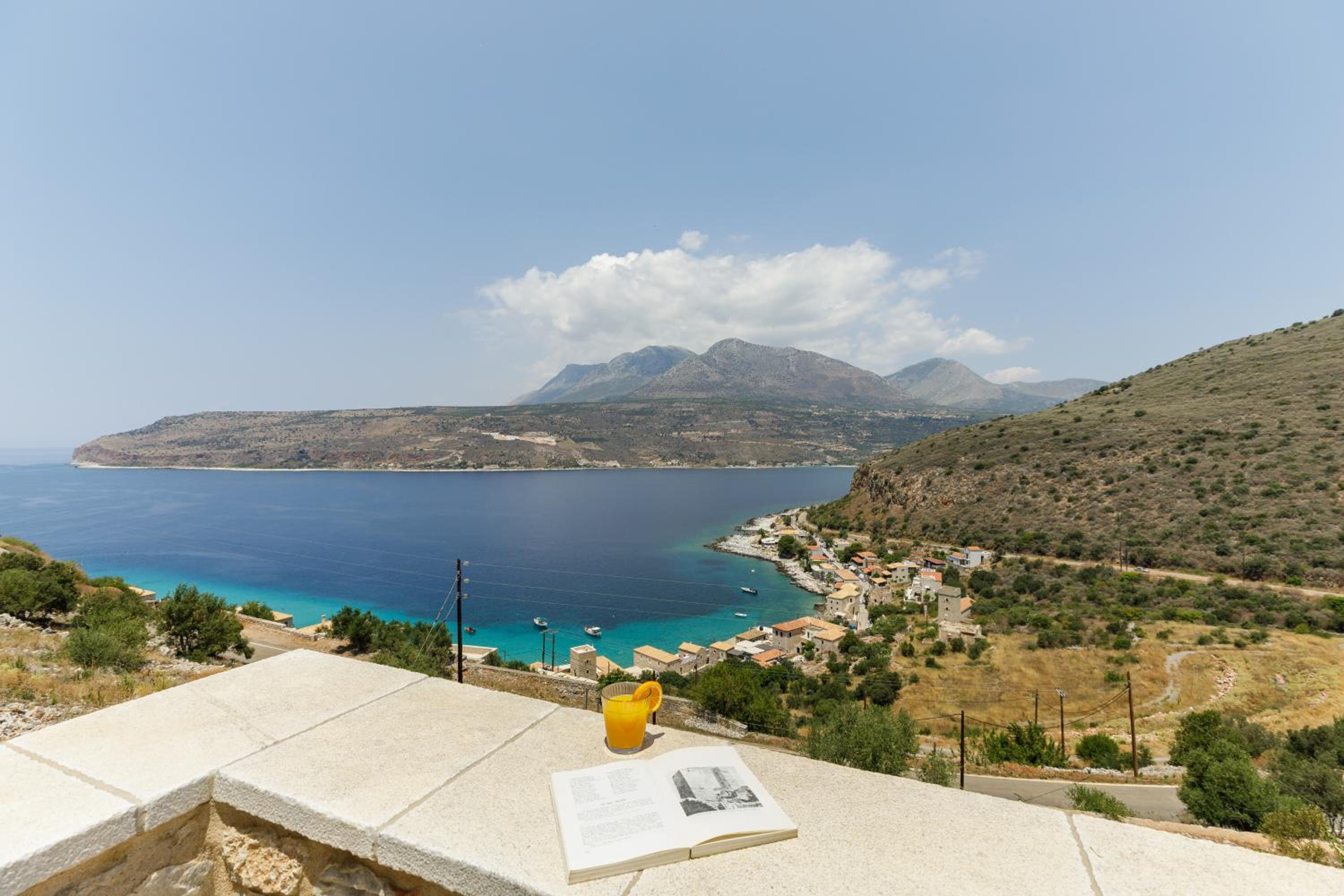 Deluxe Suite with Sea View - Photo 14