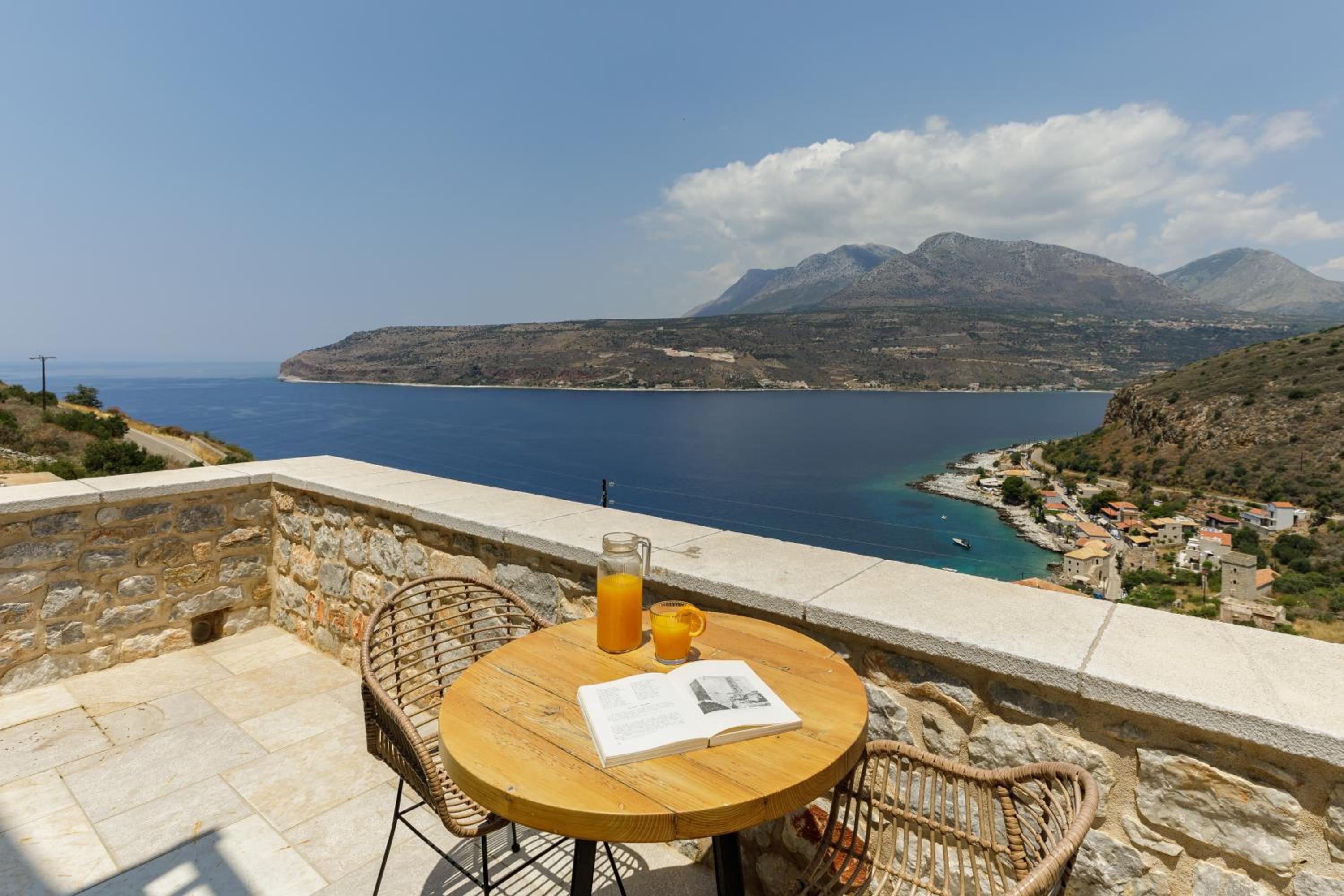Deluxe Suite with Sea View - Photo 13