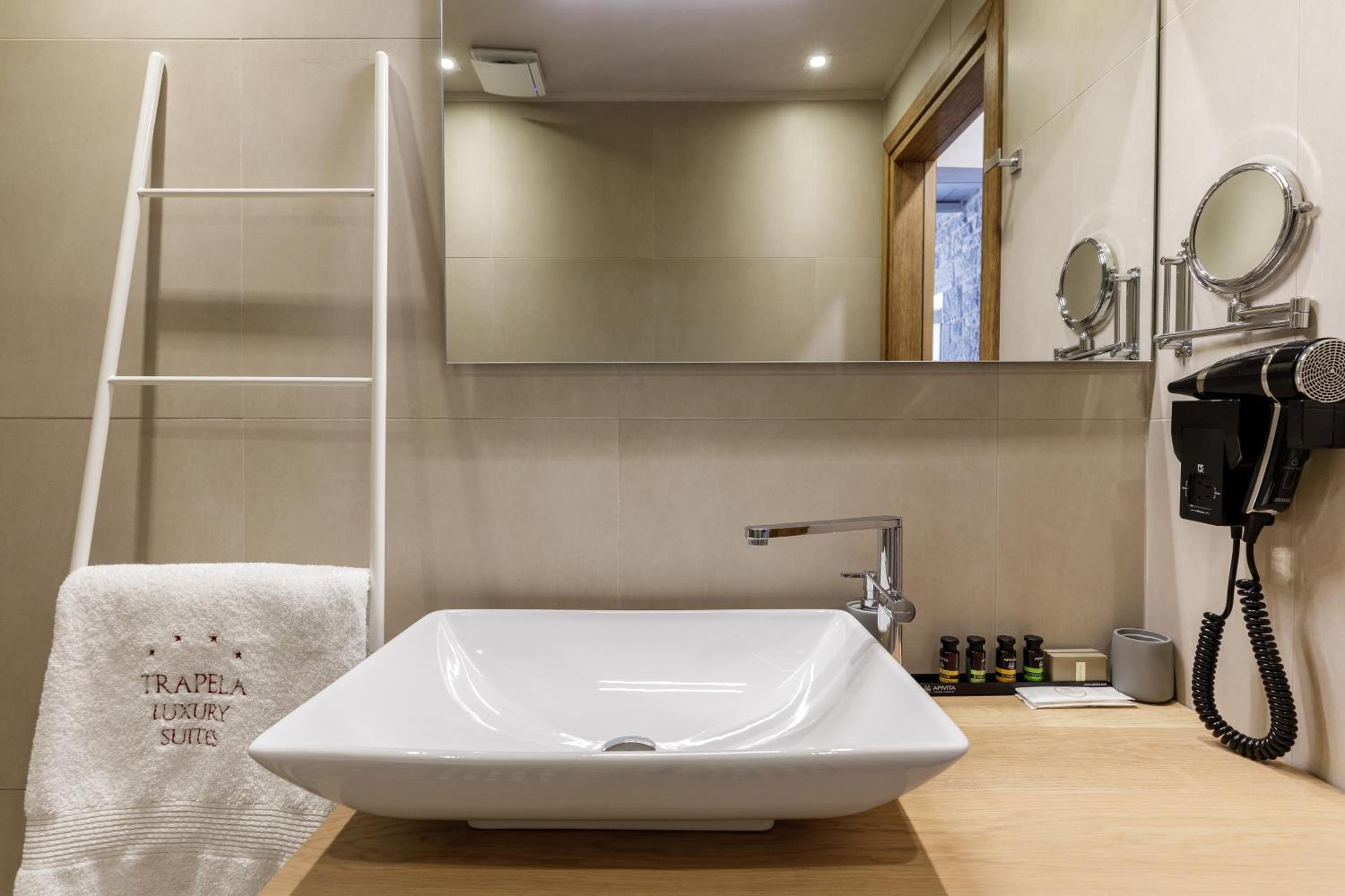 King Suite with Spa Bath - Photo 2