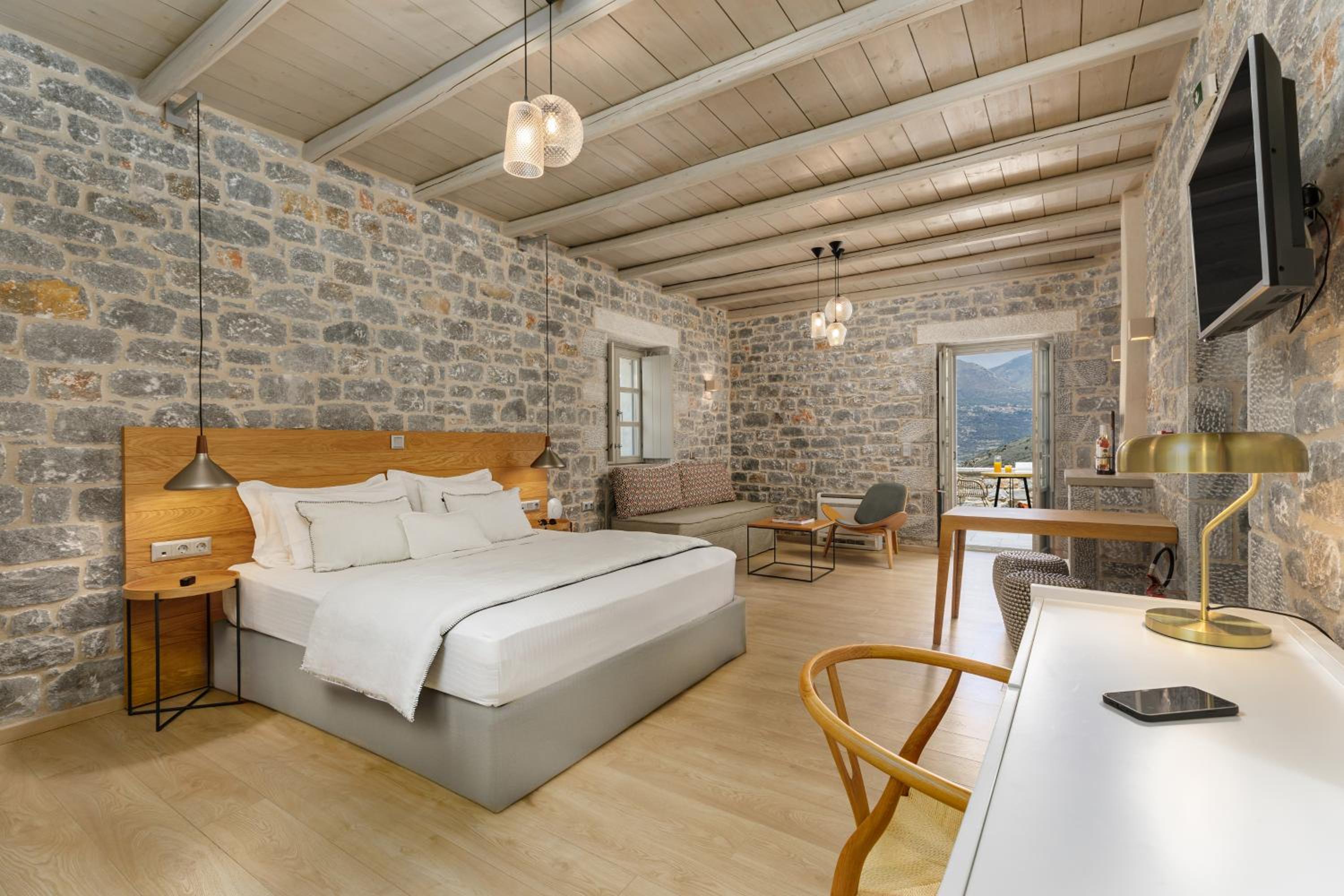 Deluxe Suite with Sea View - Photo 3