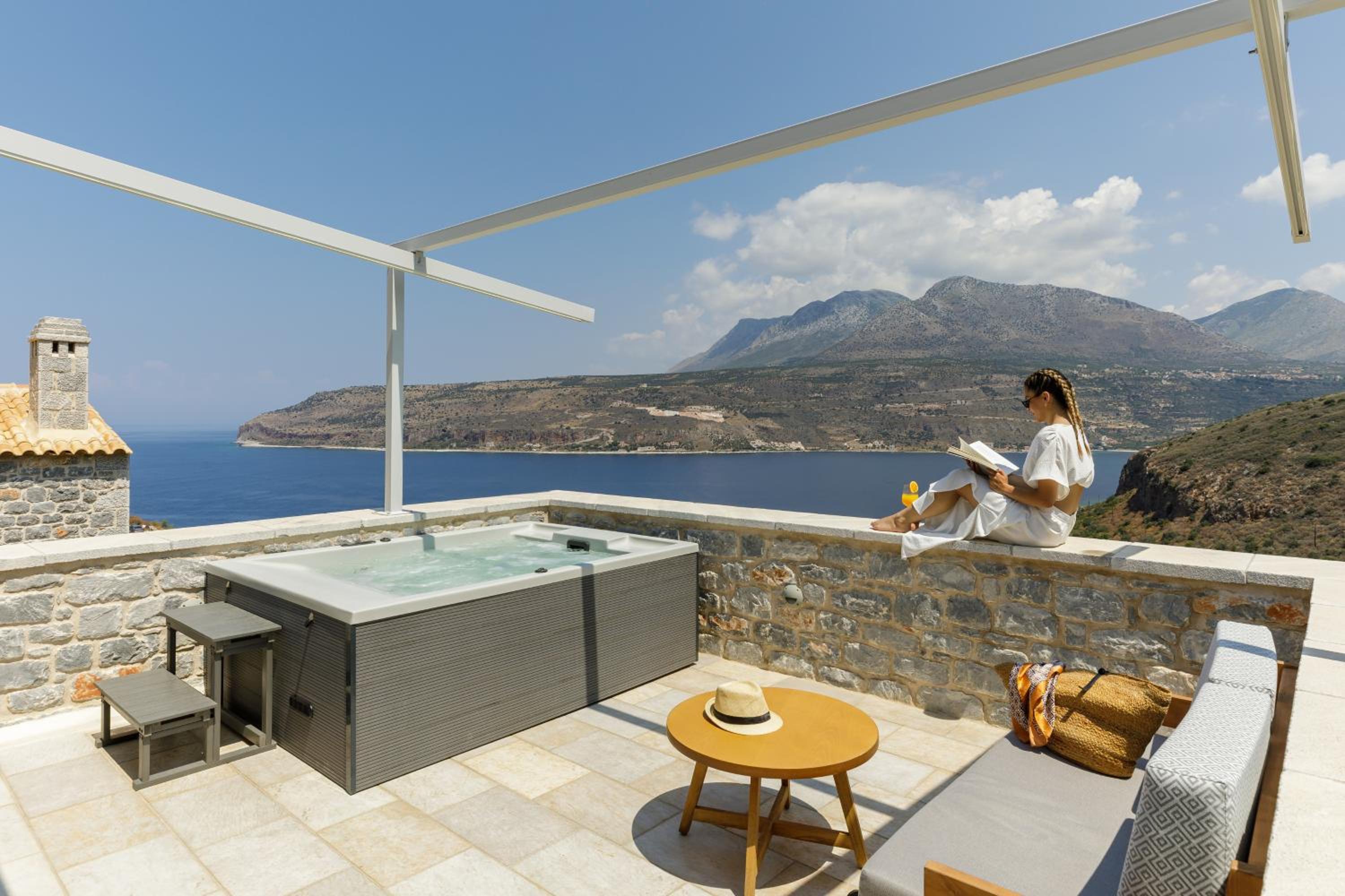 Deluxe Suite with Spa Bath - Photo 8