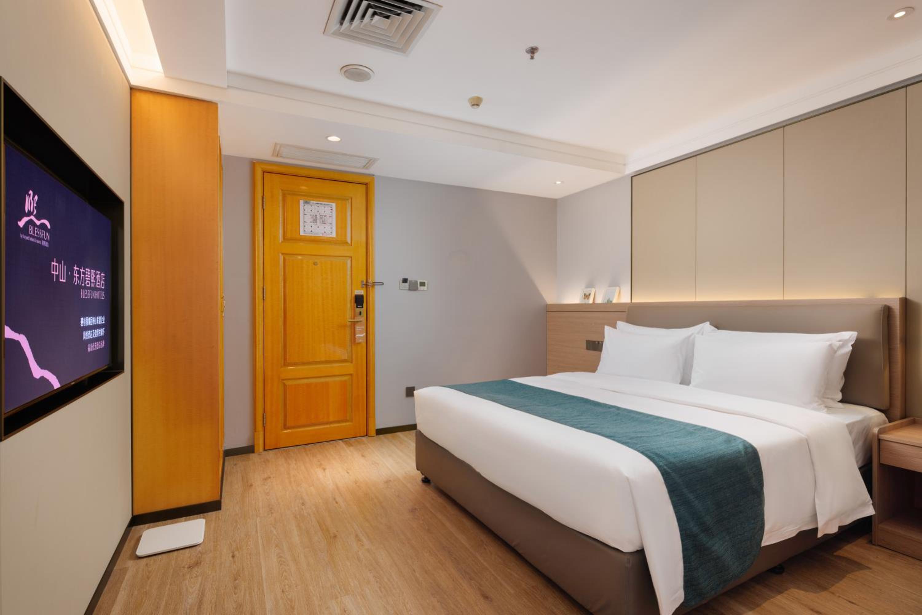 Warm City View King Room photo 3