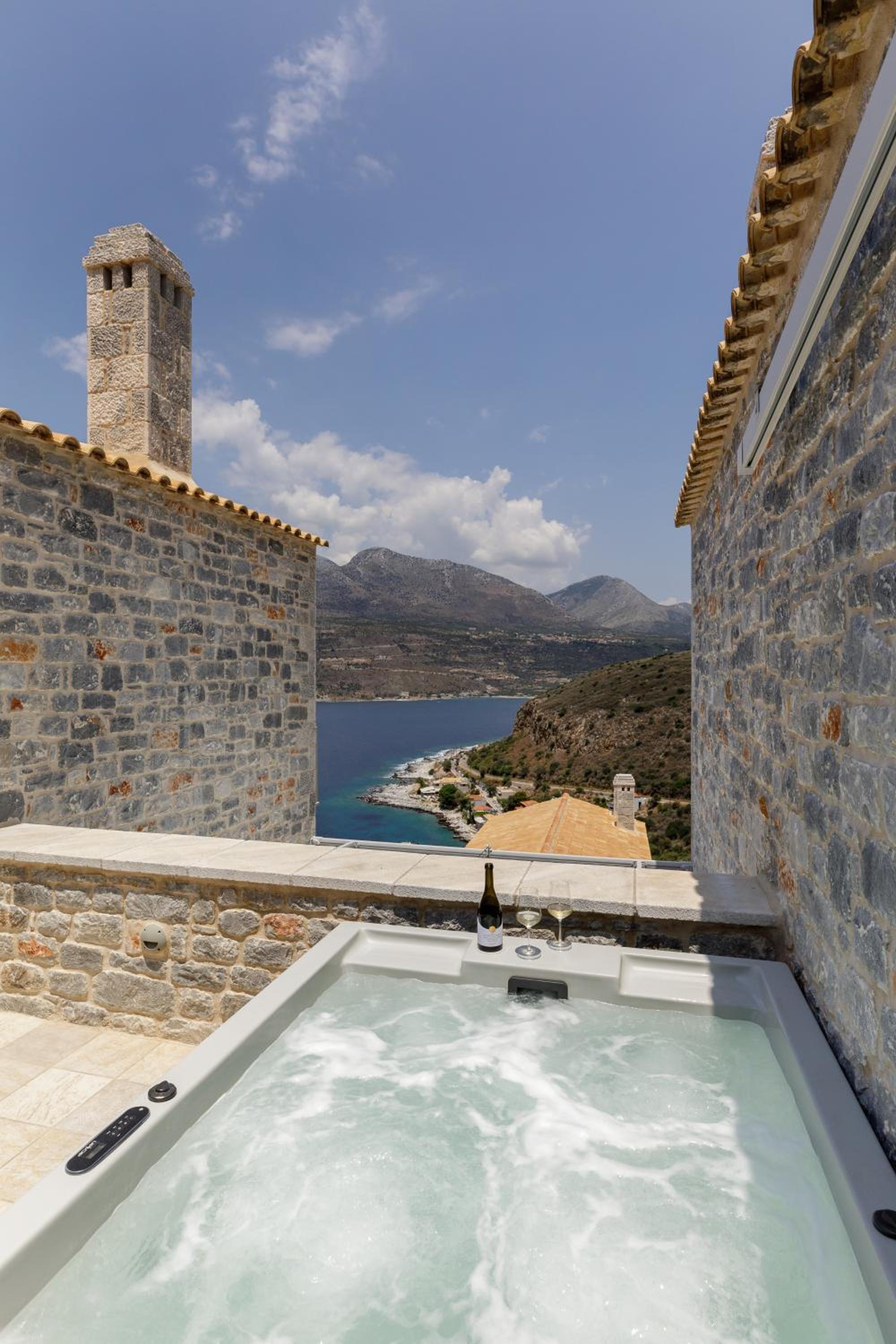 Deluxe Suite with Spa Bath - Photo 9