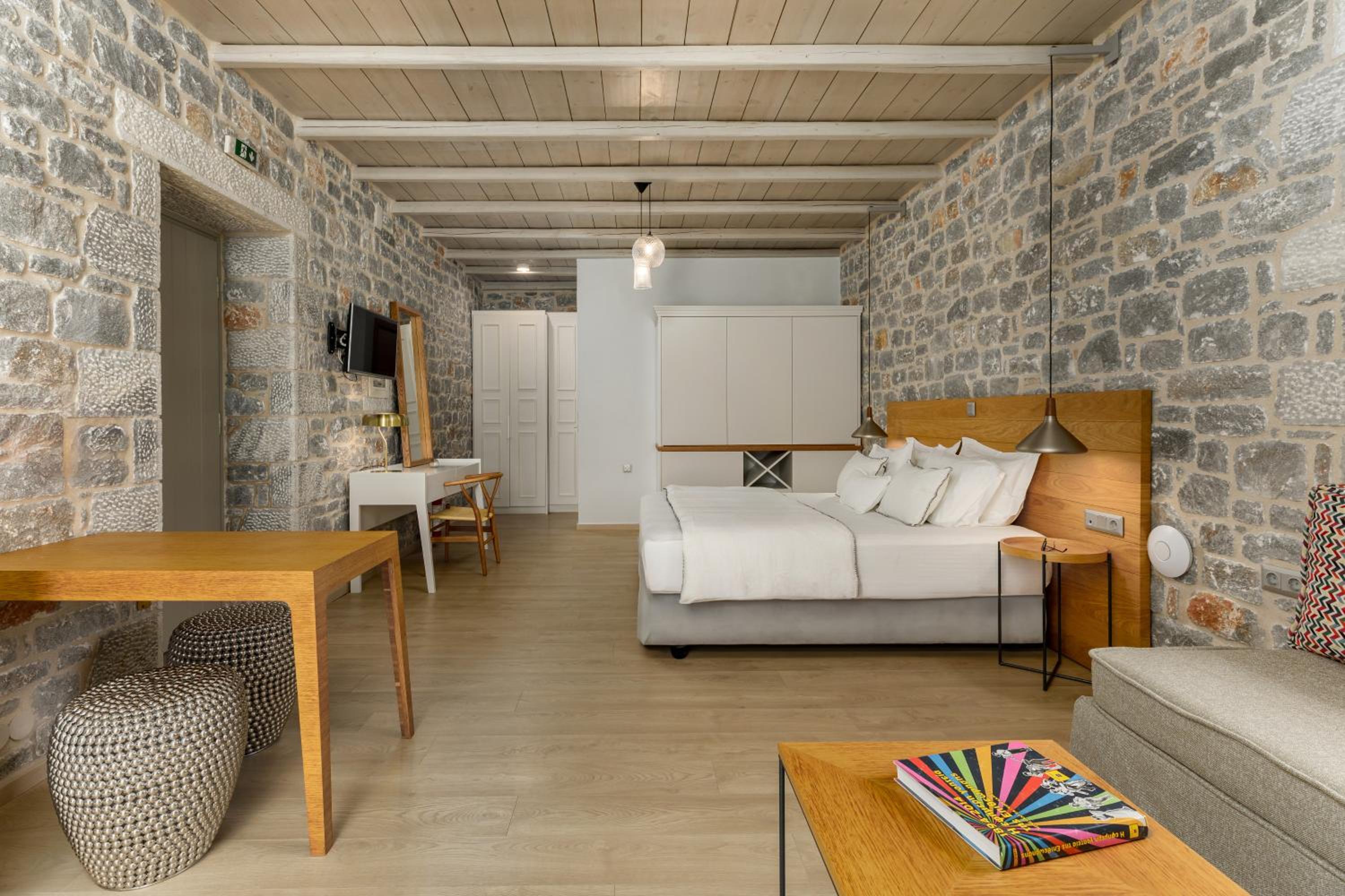 Deluxe Suite with Sea View - Photo 6