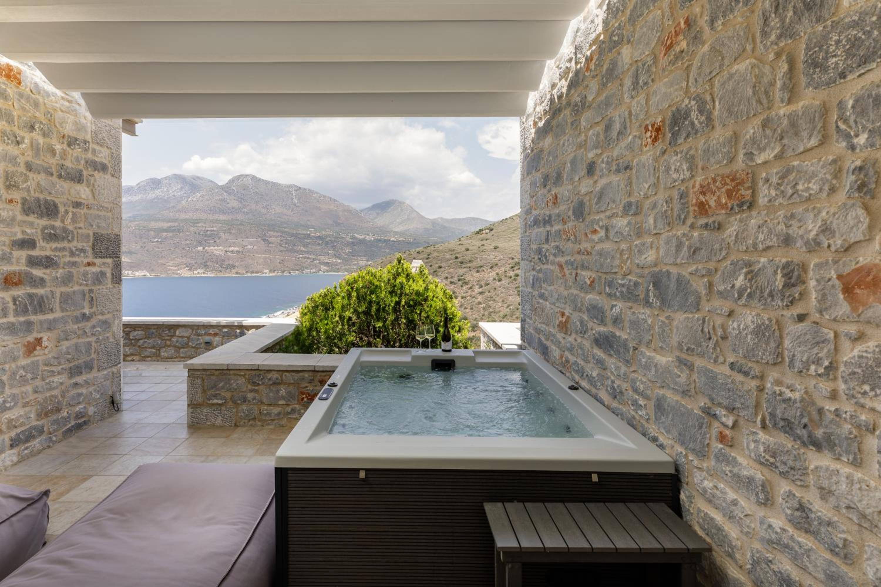 King Suite with Spa Bath - Photo 16