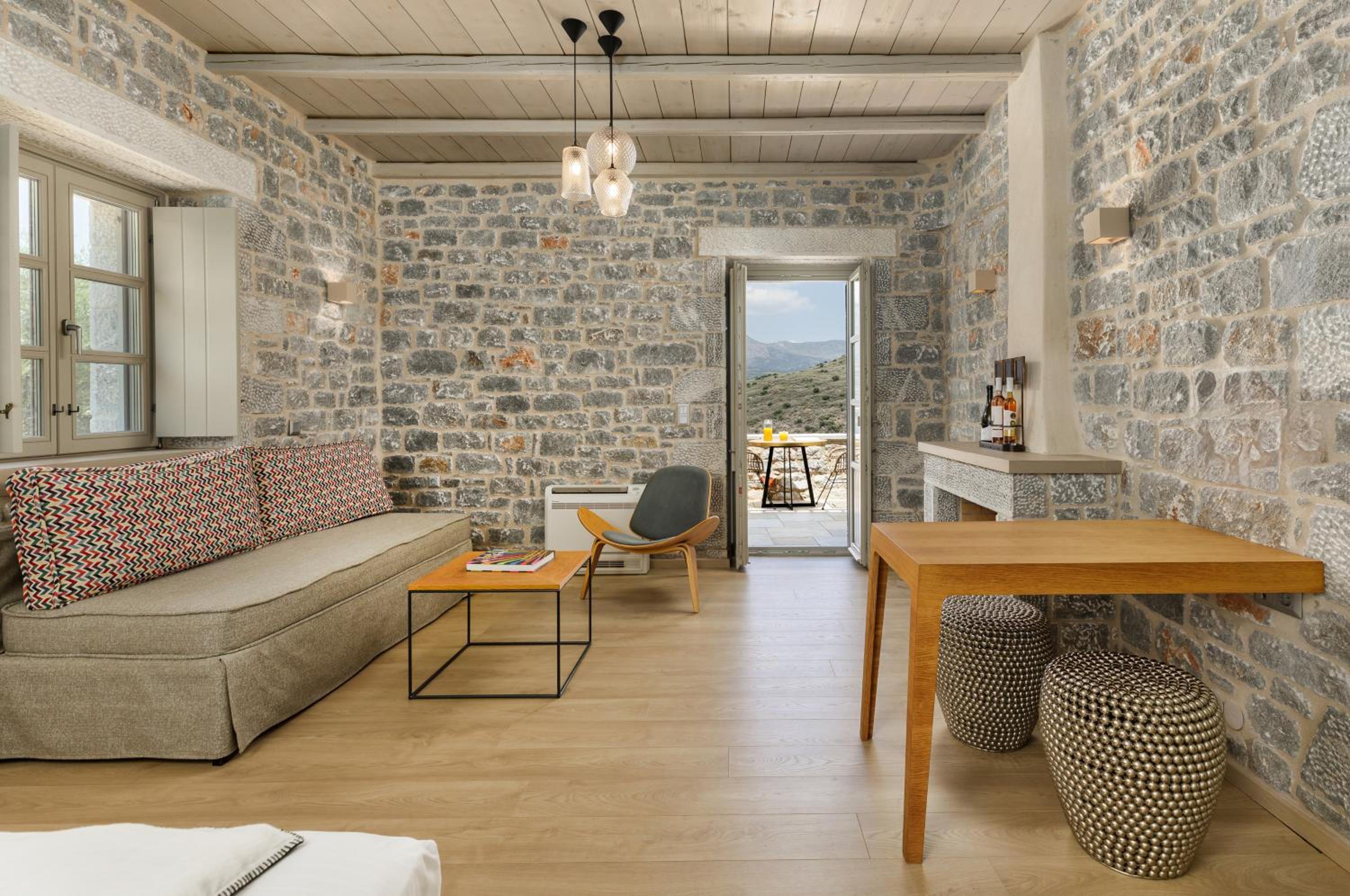 Deluxe Suite with Sea View - Photo 8