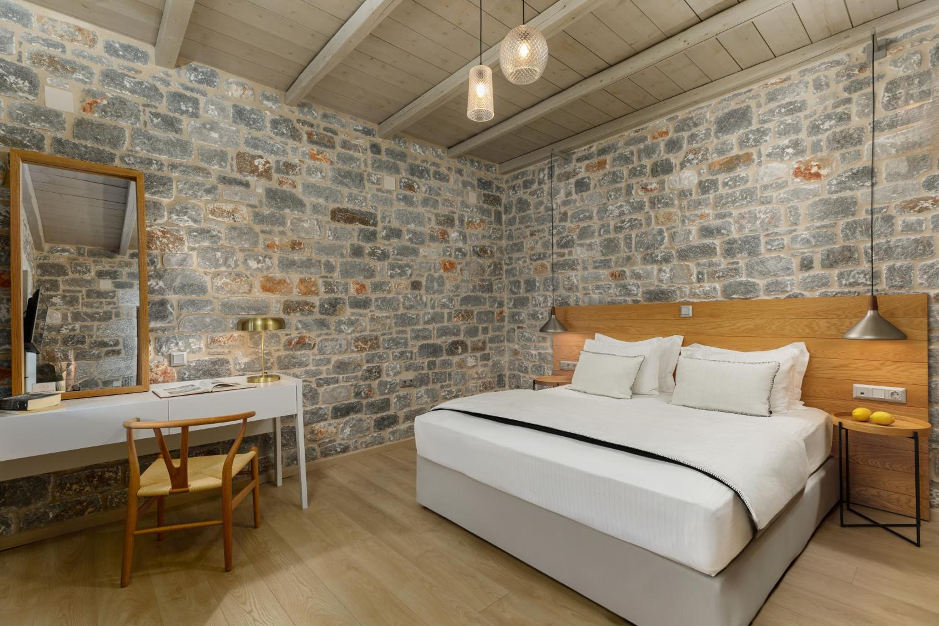 King Suite with Spa Bath - Photo 5