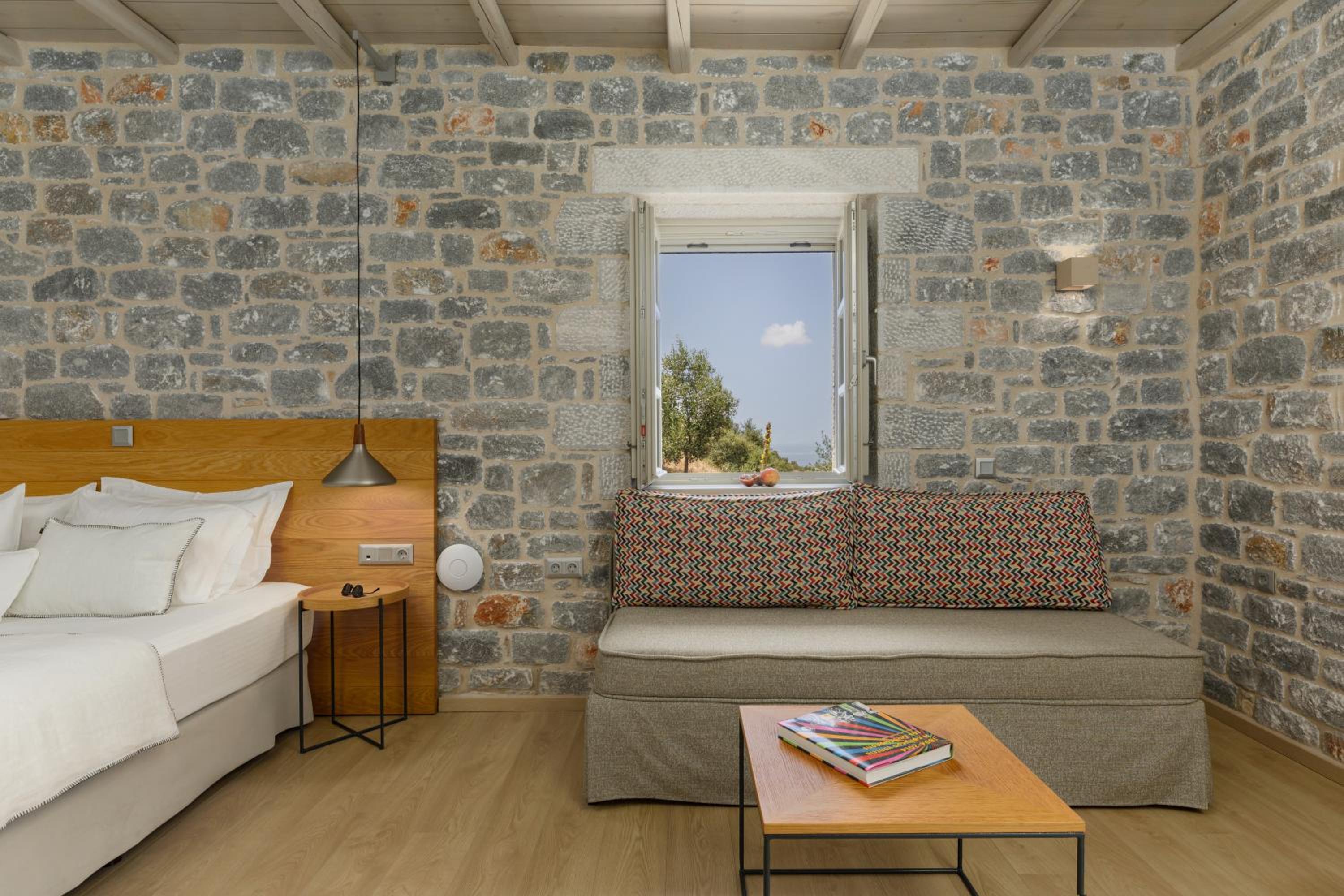 Deluxe Suite with Sea View - Photo 9