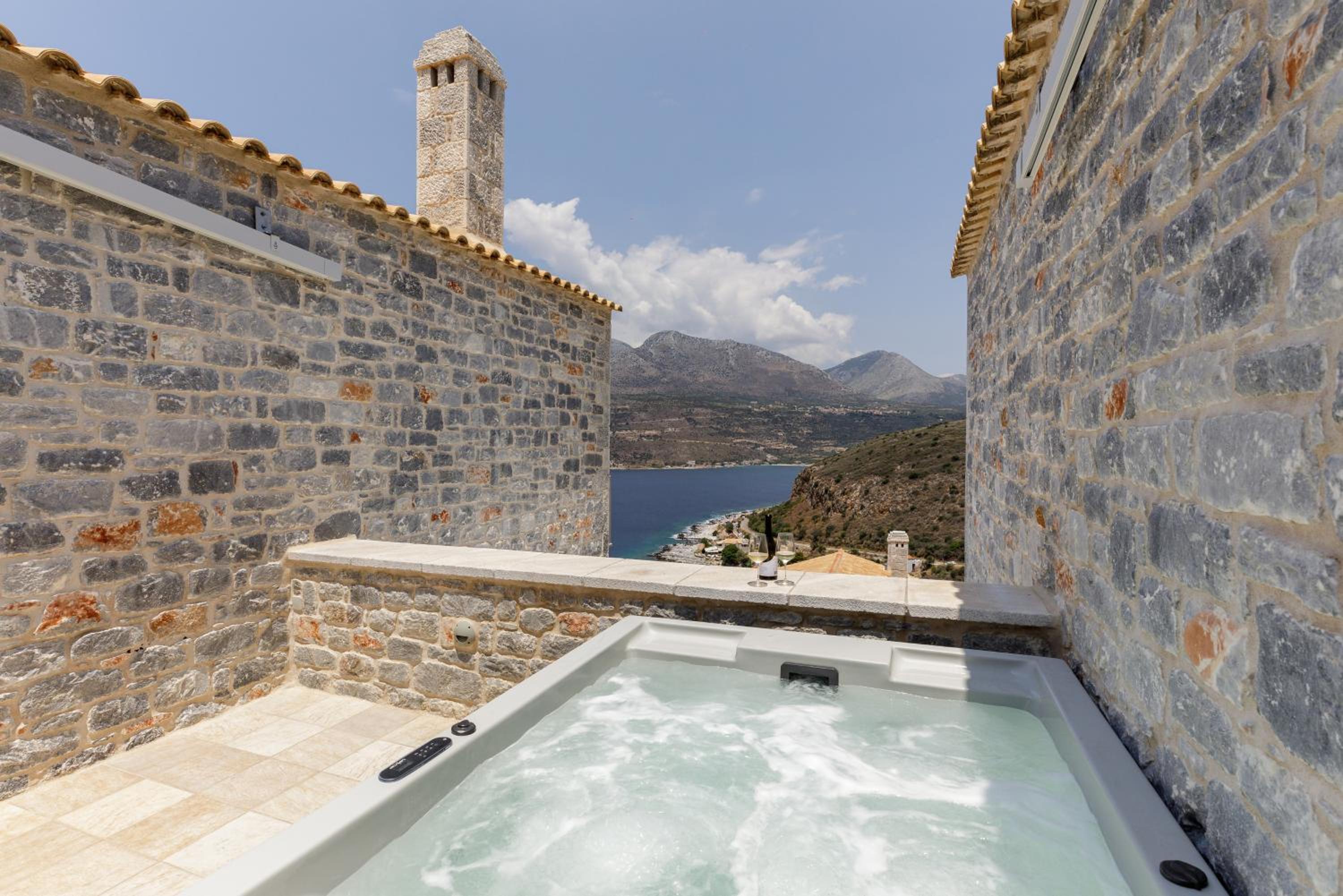 Deluxe Suite with Spa Bath - Photo 5