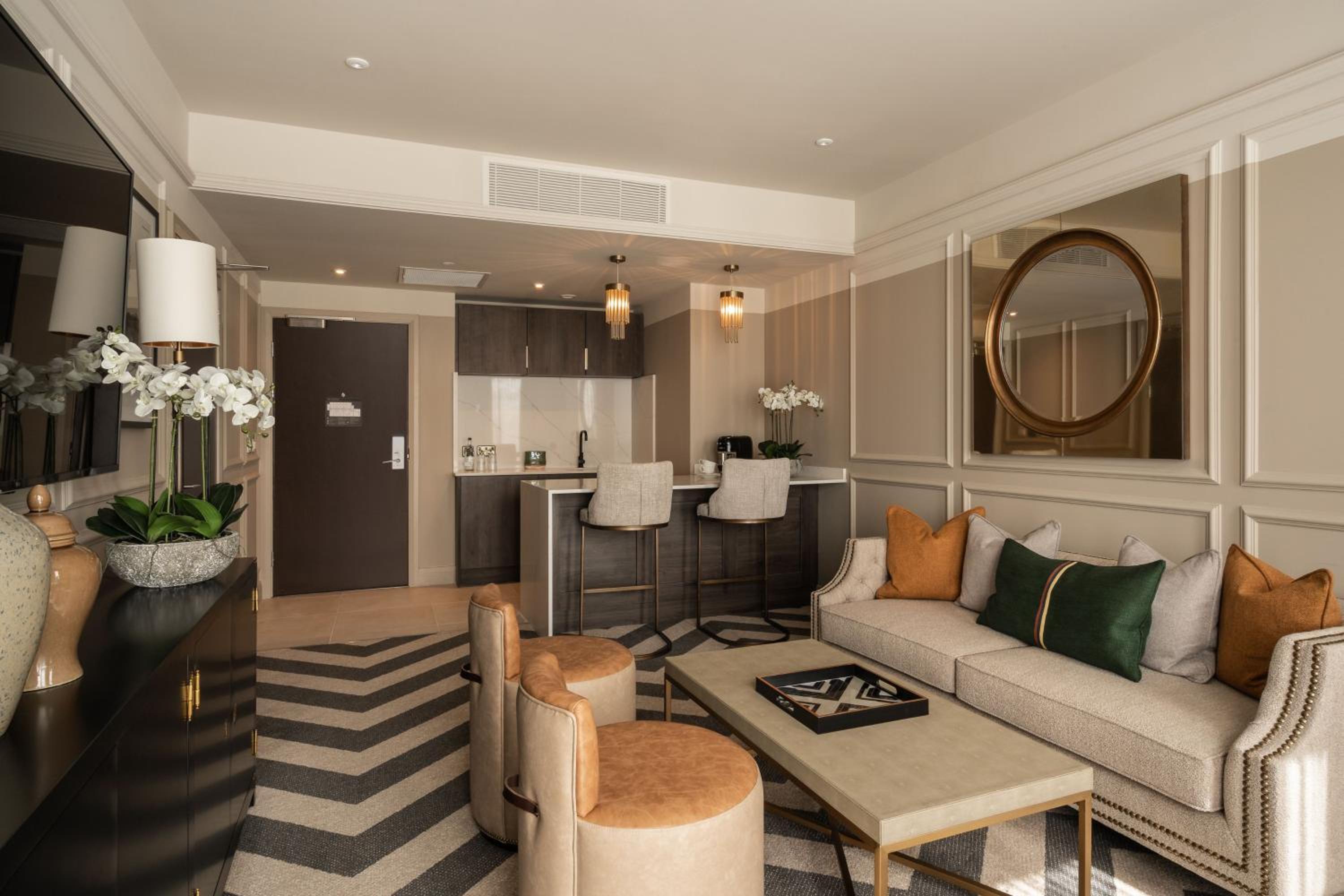 Suite - Photo 2