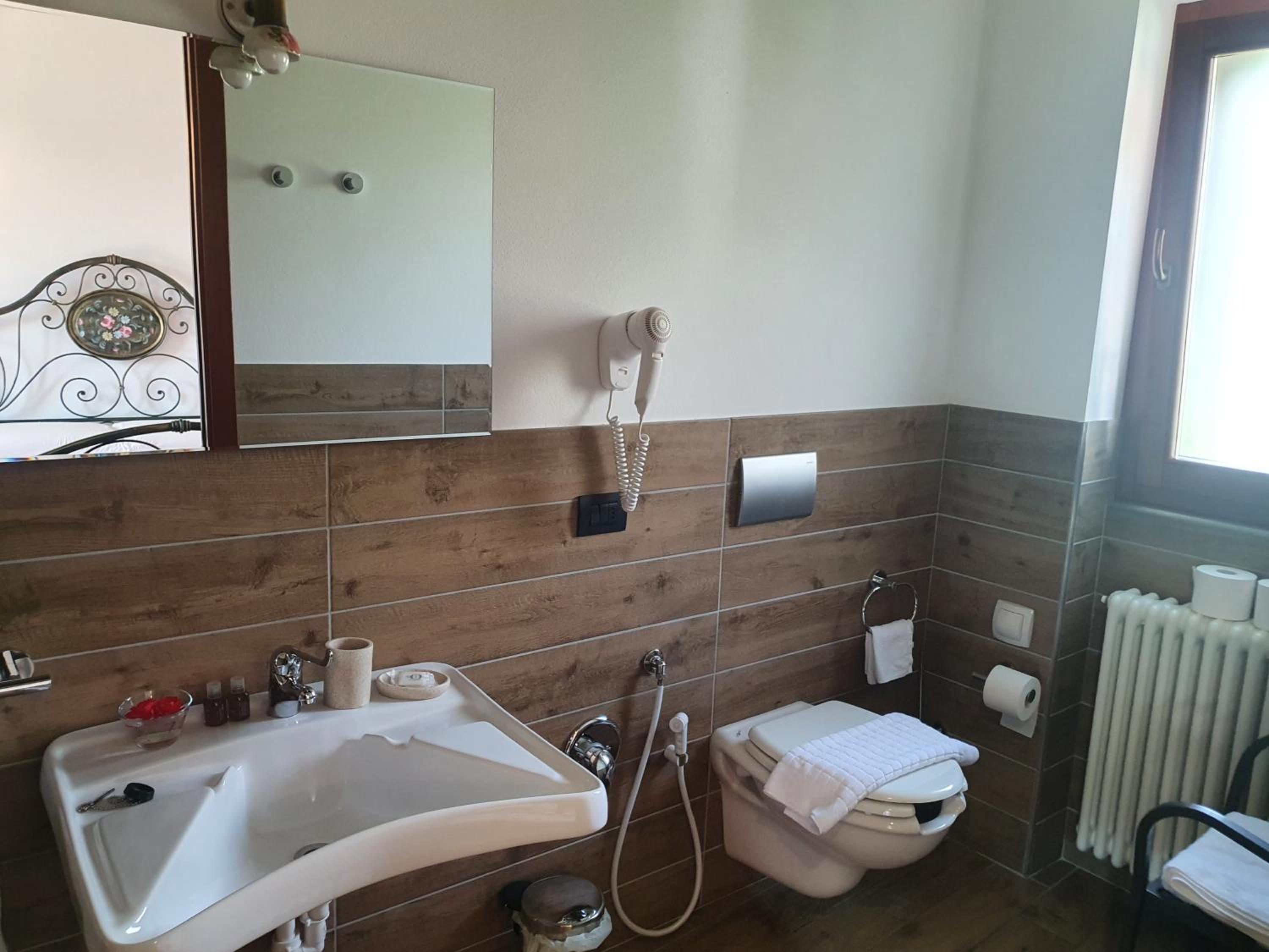 Queen Room with Two Queen Beds - Disability Access photo 2