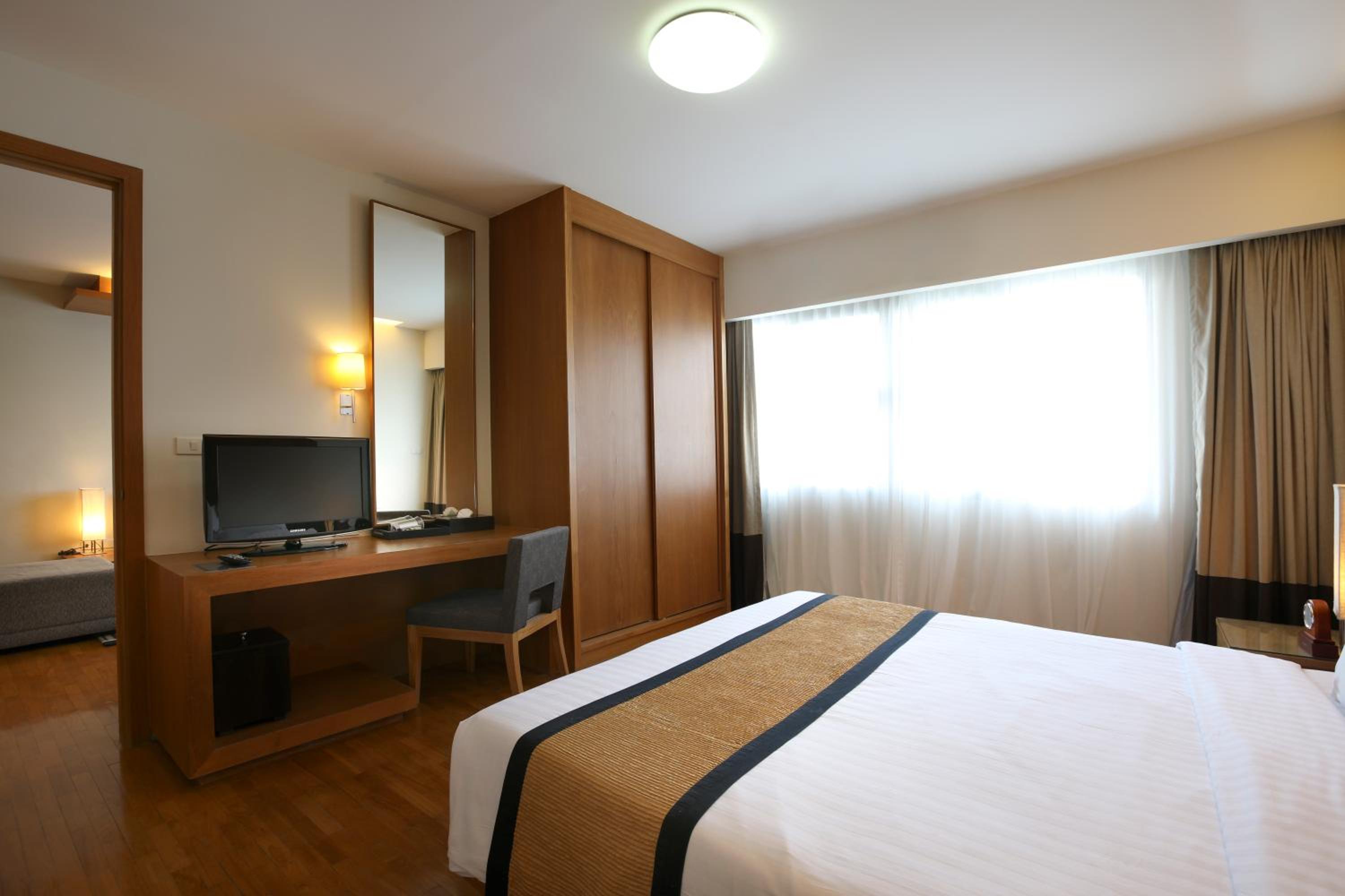 One-Bedroom Suite - Photo 7