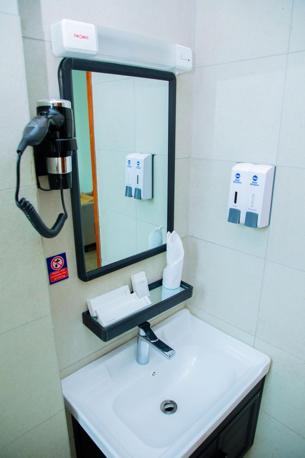 Standard King Room - Non-Smoking  - Photo 6