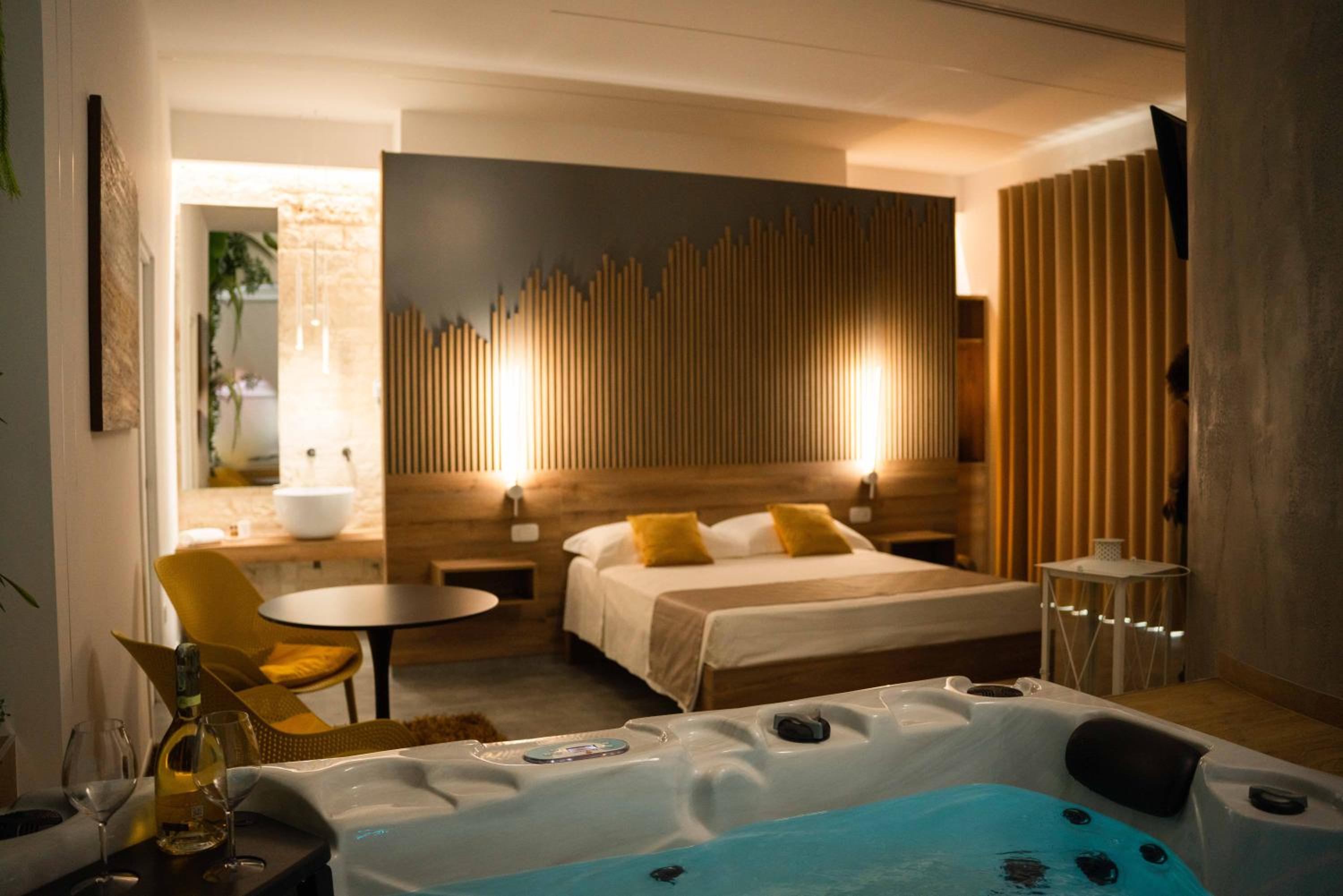 Suite with Hot Tub photo 1