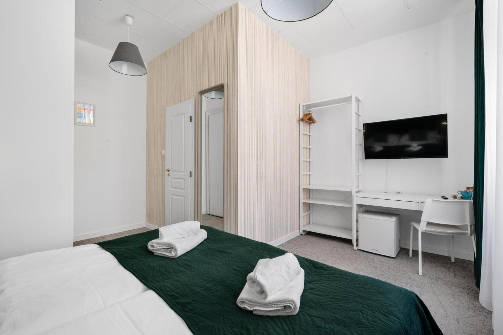 Standard Double Room - Photo 9