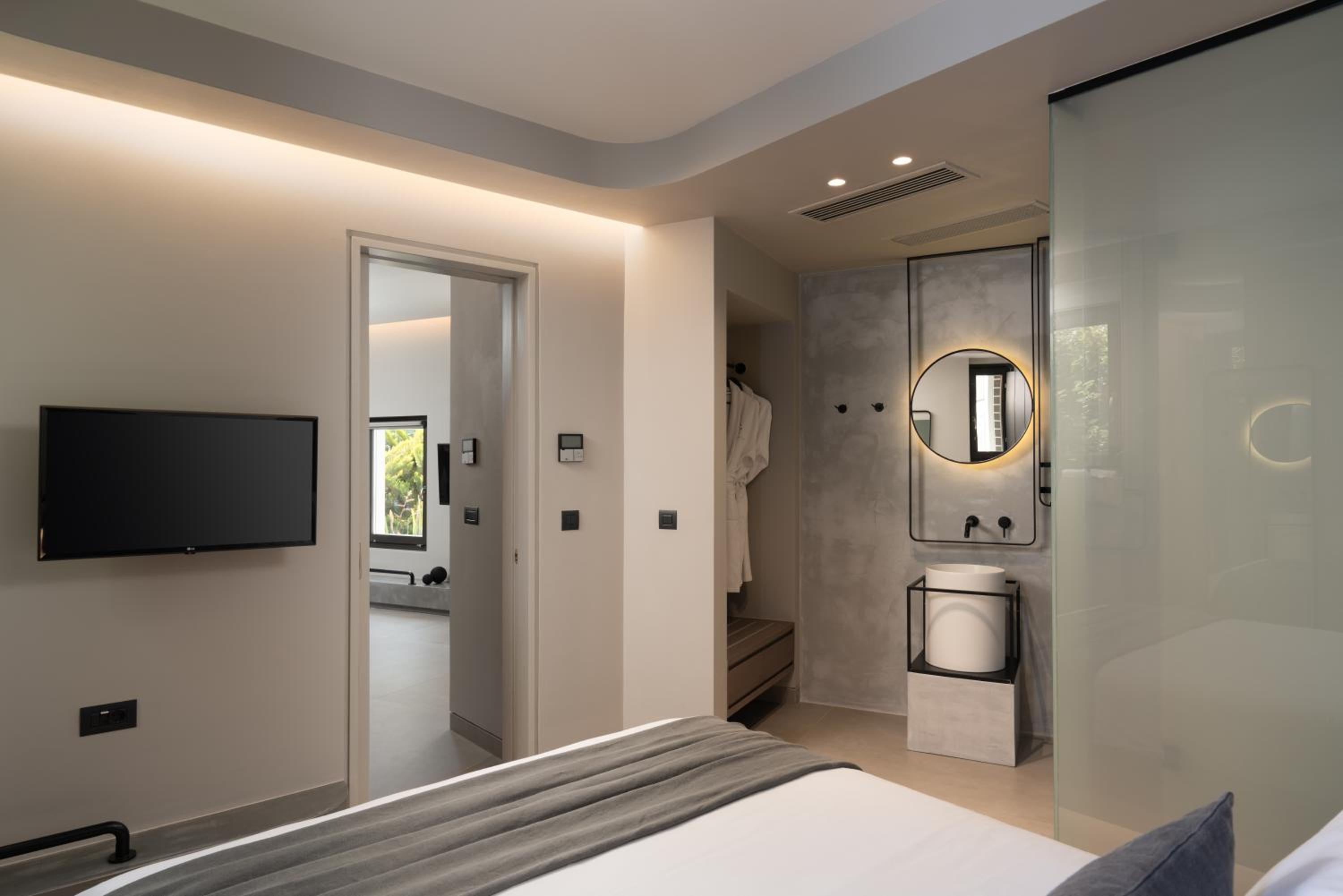 Premier Suite with Private Pool - Photo 21