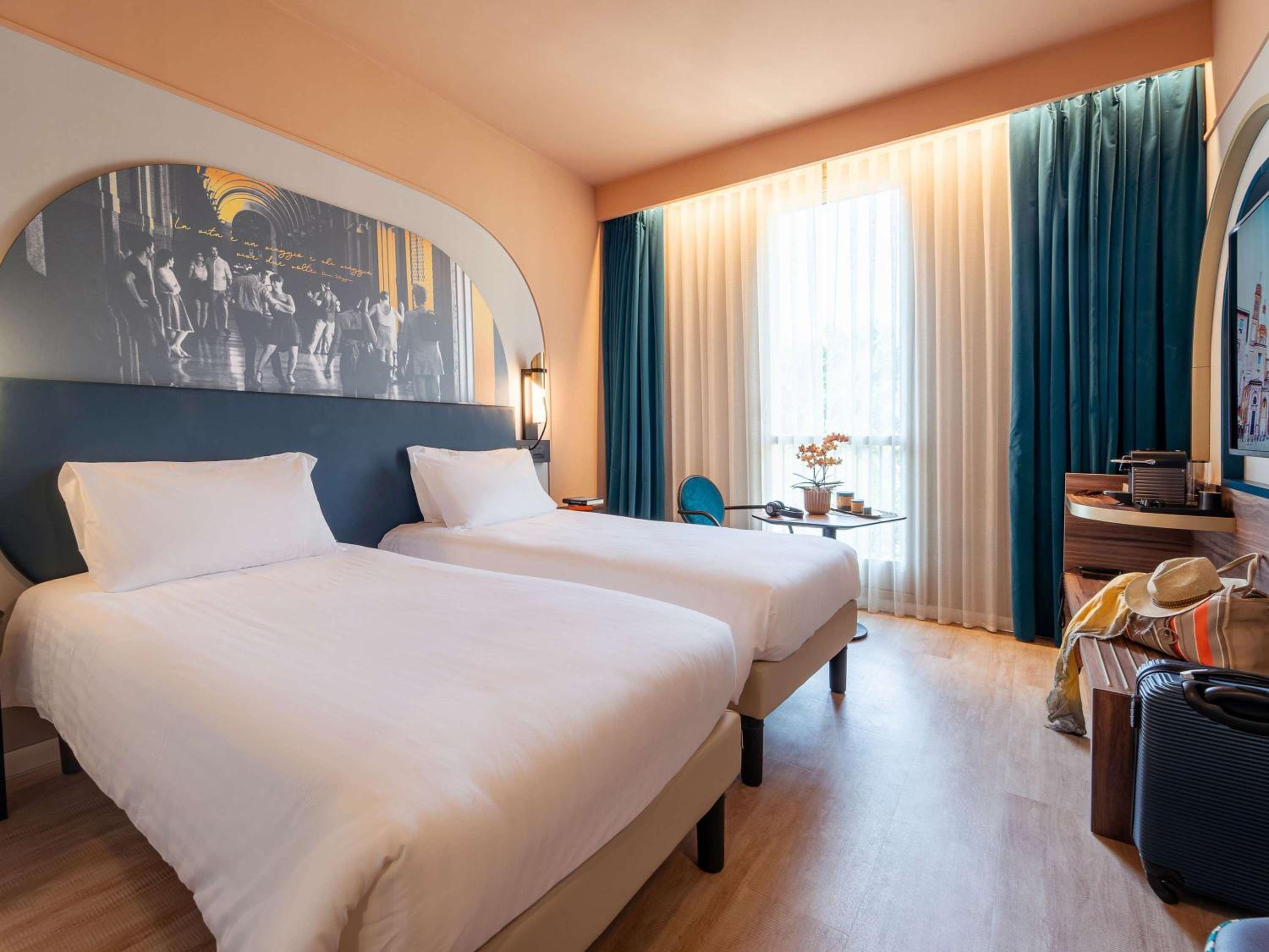 Deluxe Double Room with Balcony - Photo 8