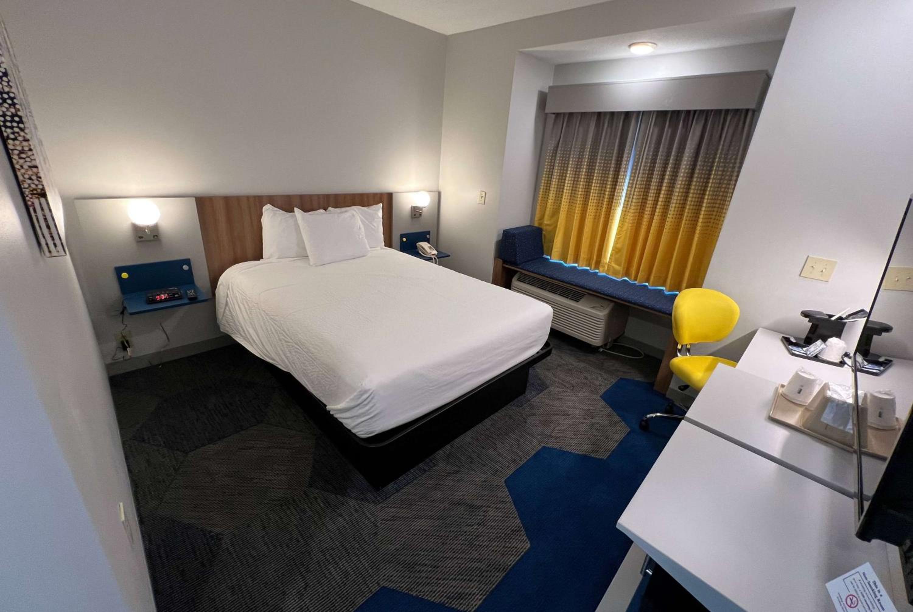 1 Queen Bed Room, Non-Smoking