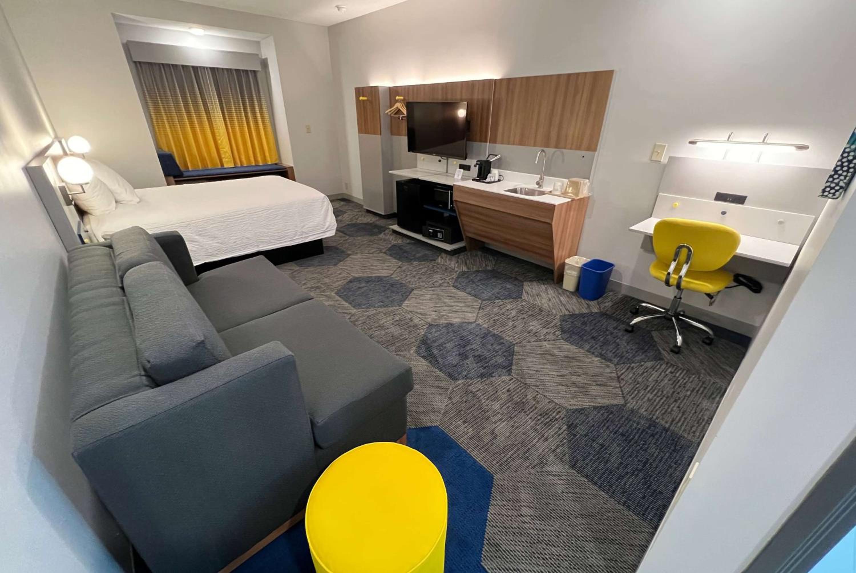 1 Queen Bed, Suite, Non-Smoking