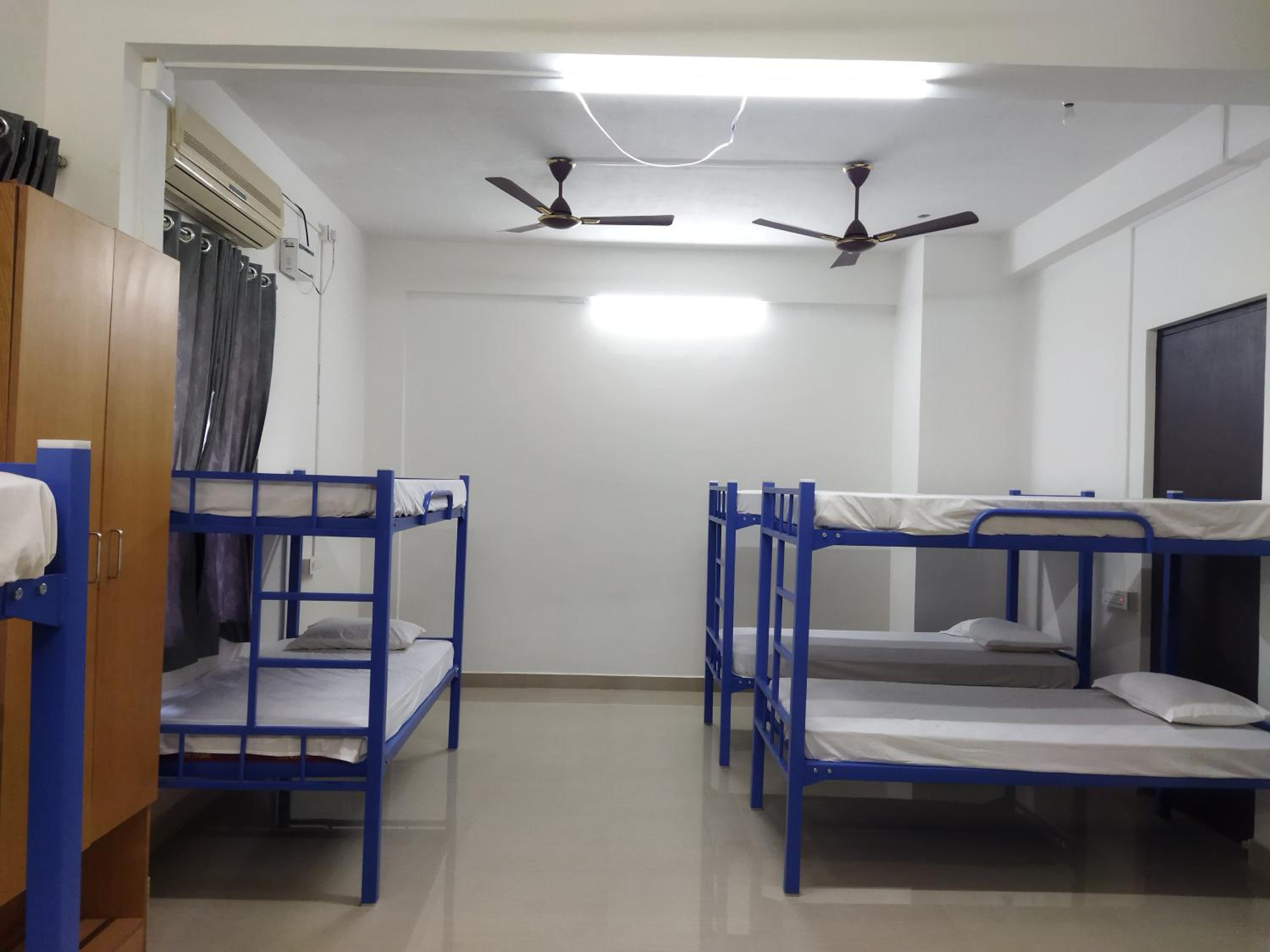 10-Bed Mixed Dormitory Room photo 1
