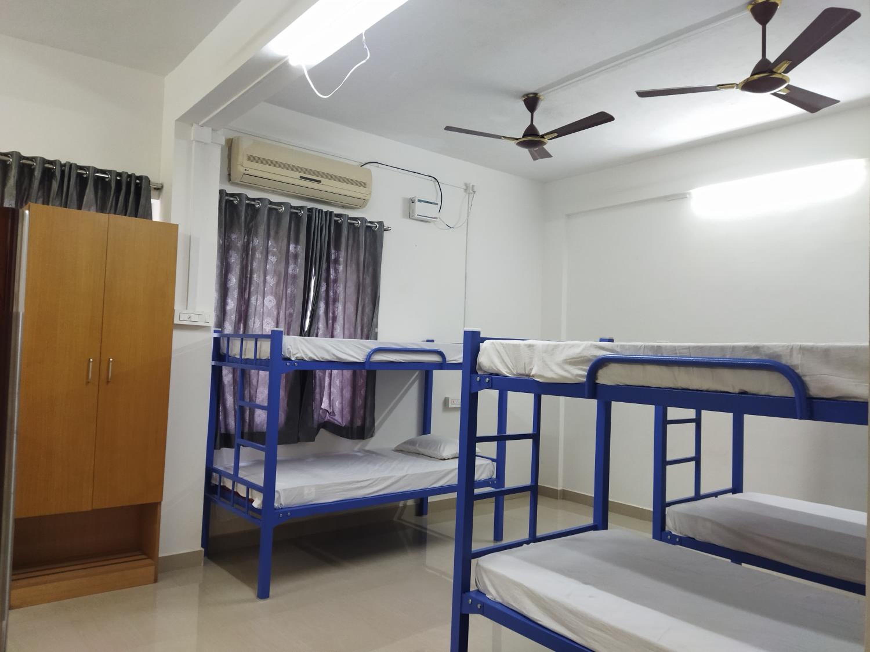 10-Bed Mixed Dormitory Room photo 2