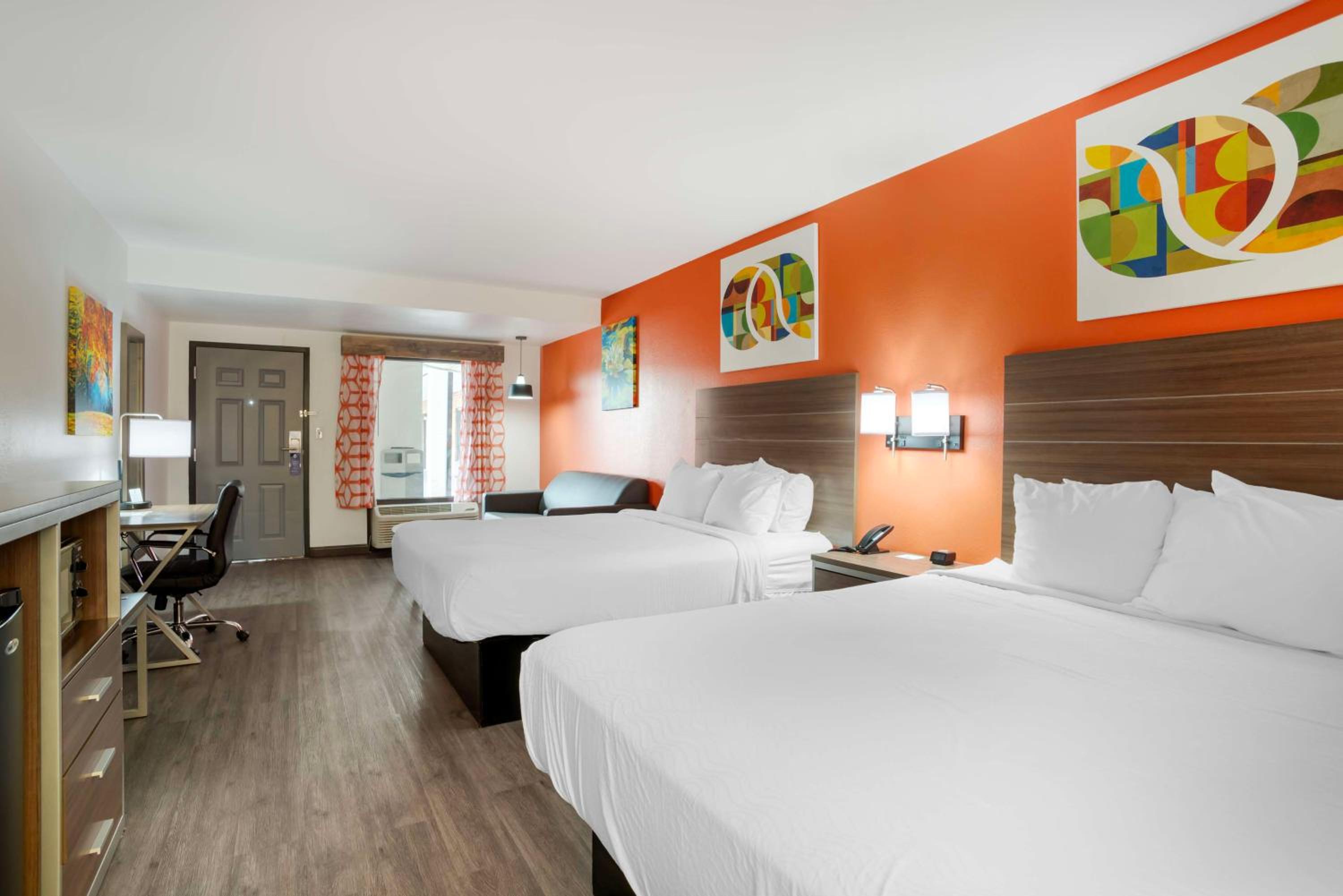 Queen Room with Two Queen Beds and Sofa Bed - Smoking photo 3