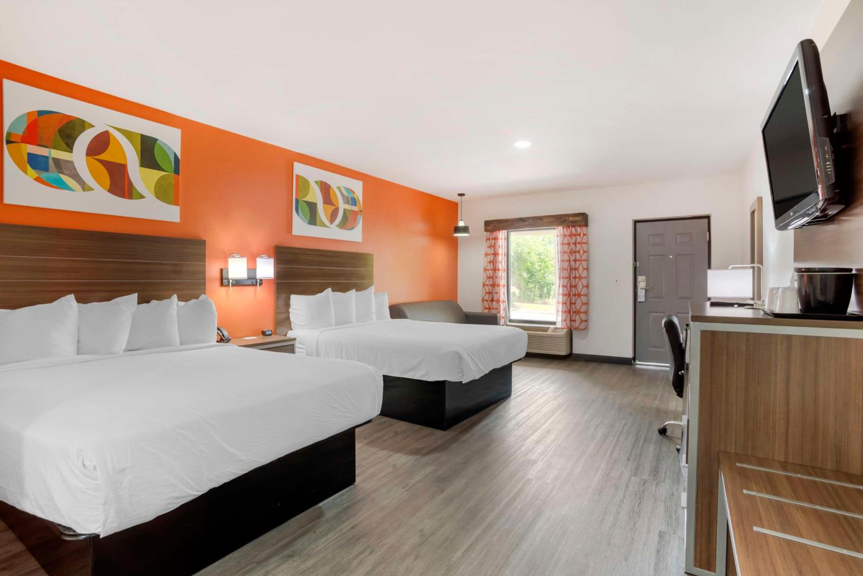 Queen Suite with Sofa Bed - Smoking photo 1