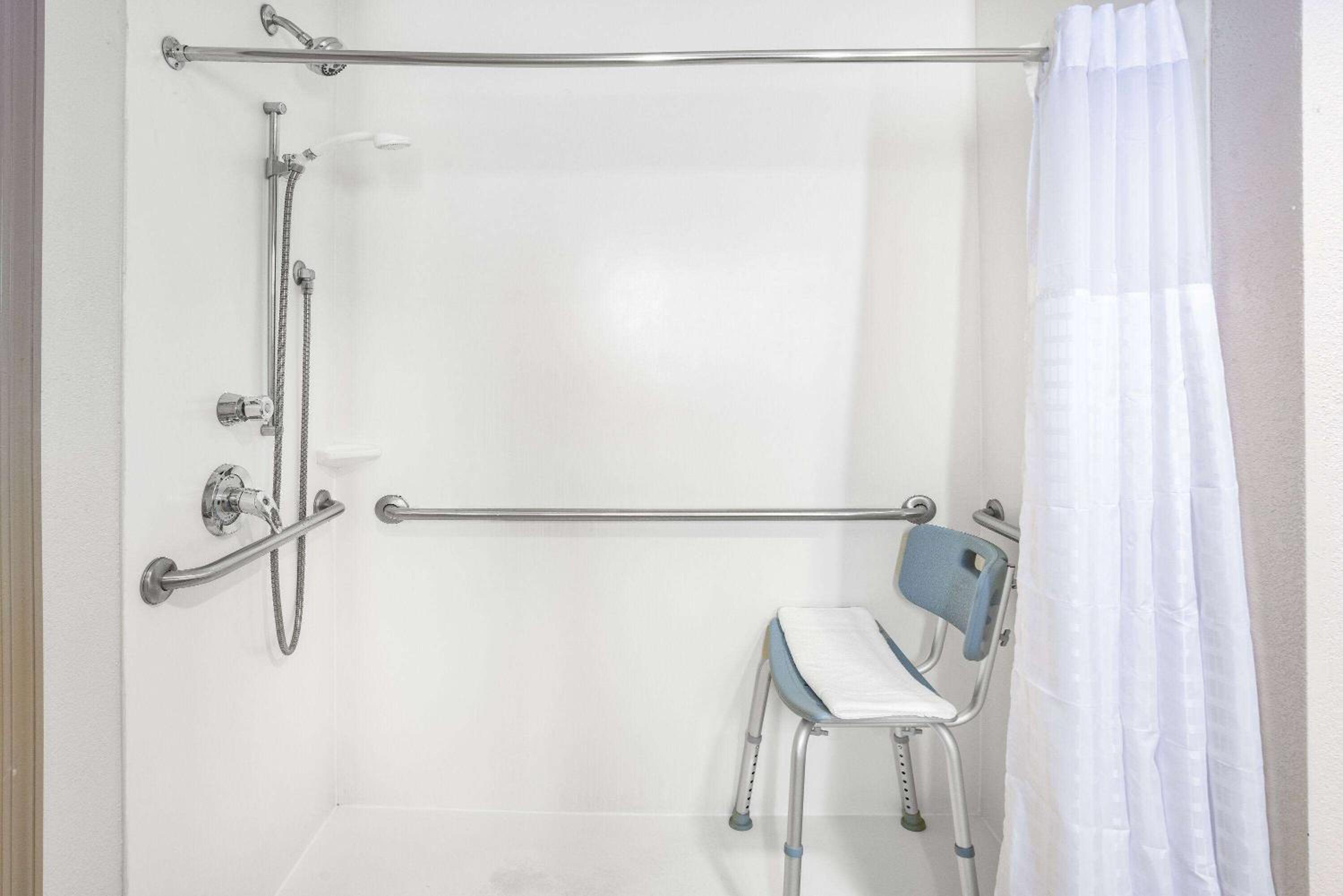 Deluxe King Room with Mobility/Hearing Impaired Access - Non-Smoking - Photo 3