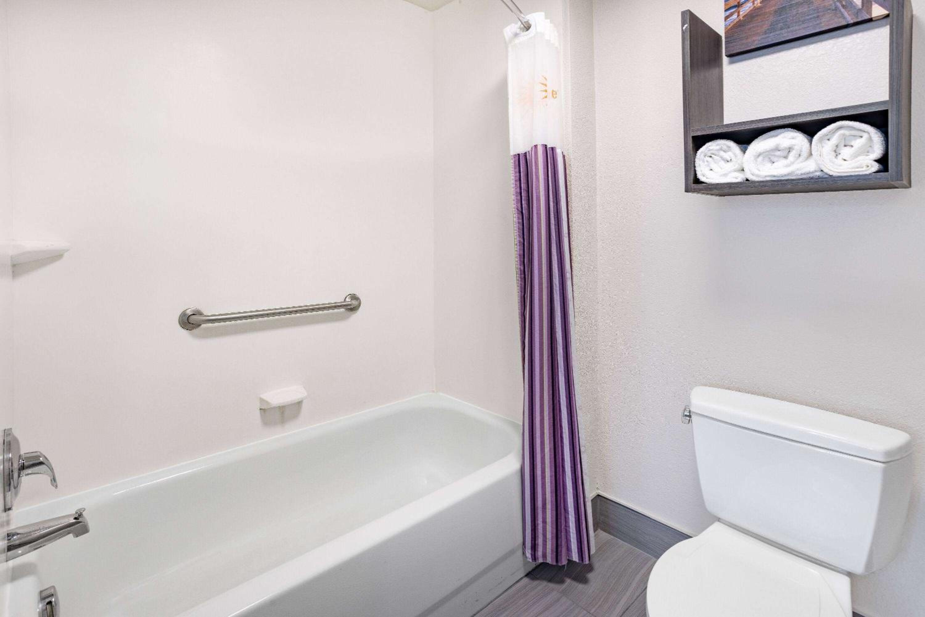 King Room - Non-Smoking - Photo 2
