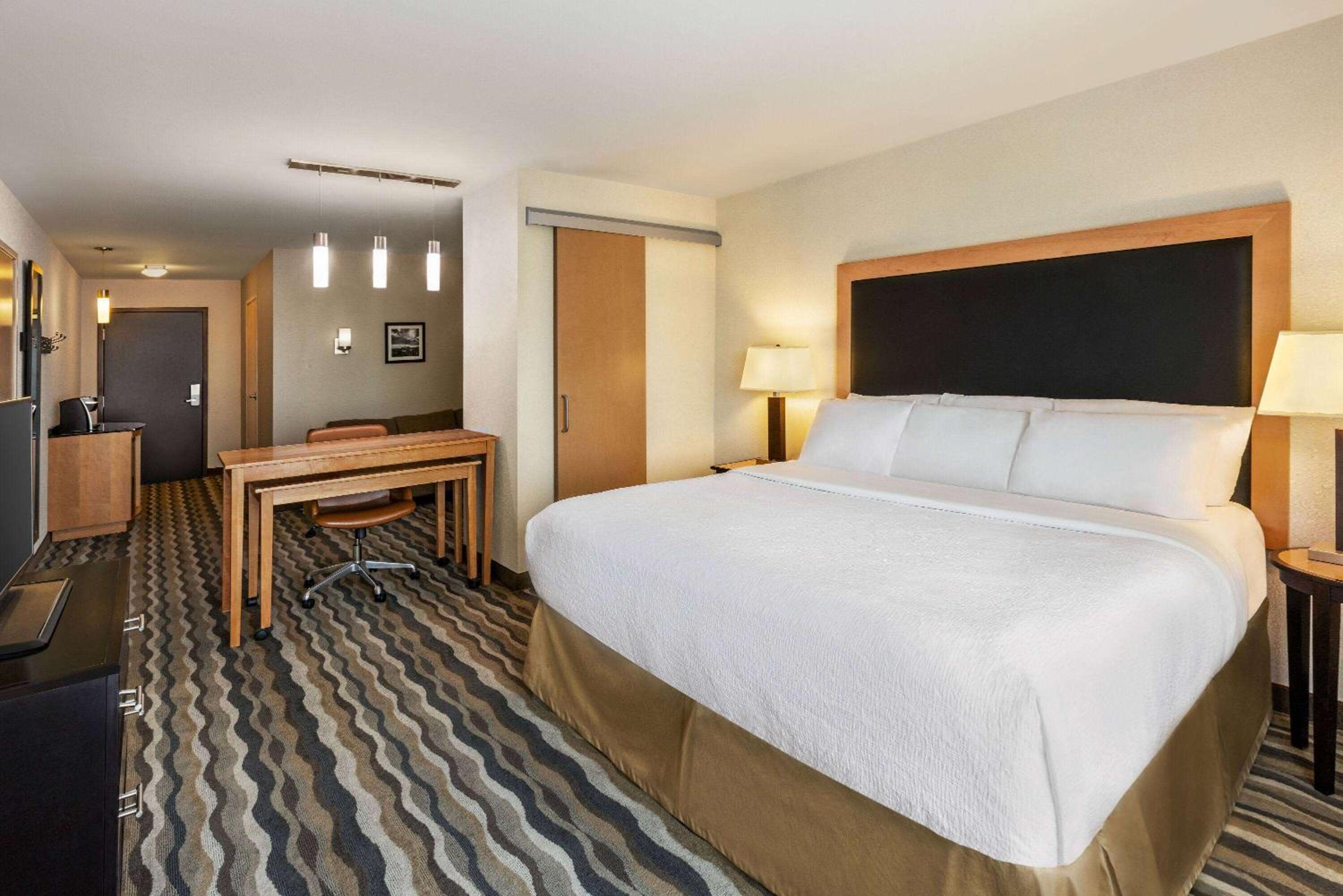1 King Bed, Superior Hot Tub Suite, Non-Smoking photo 2