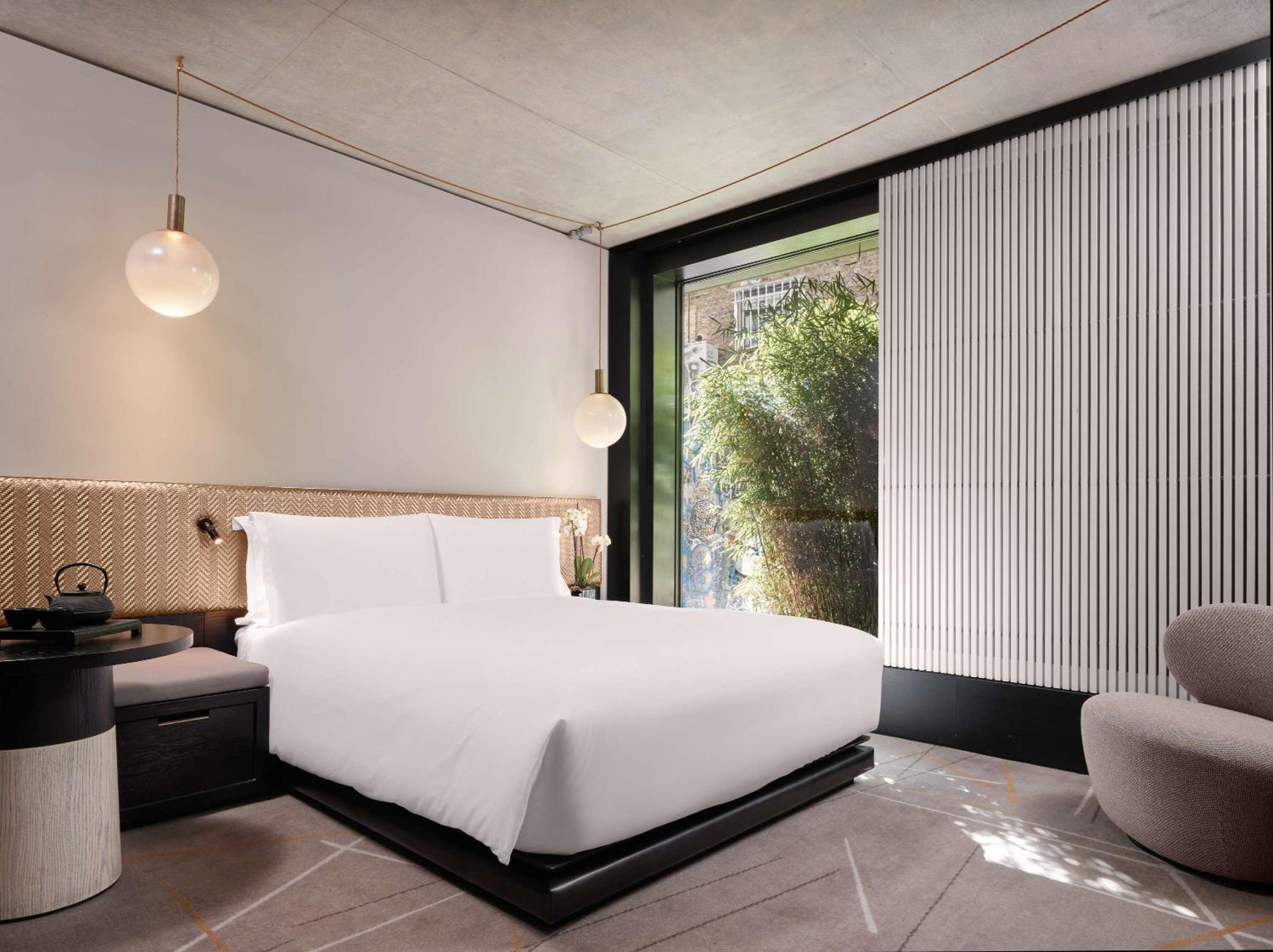 Deluxe Room Accessible thumbnail 5