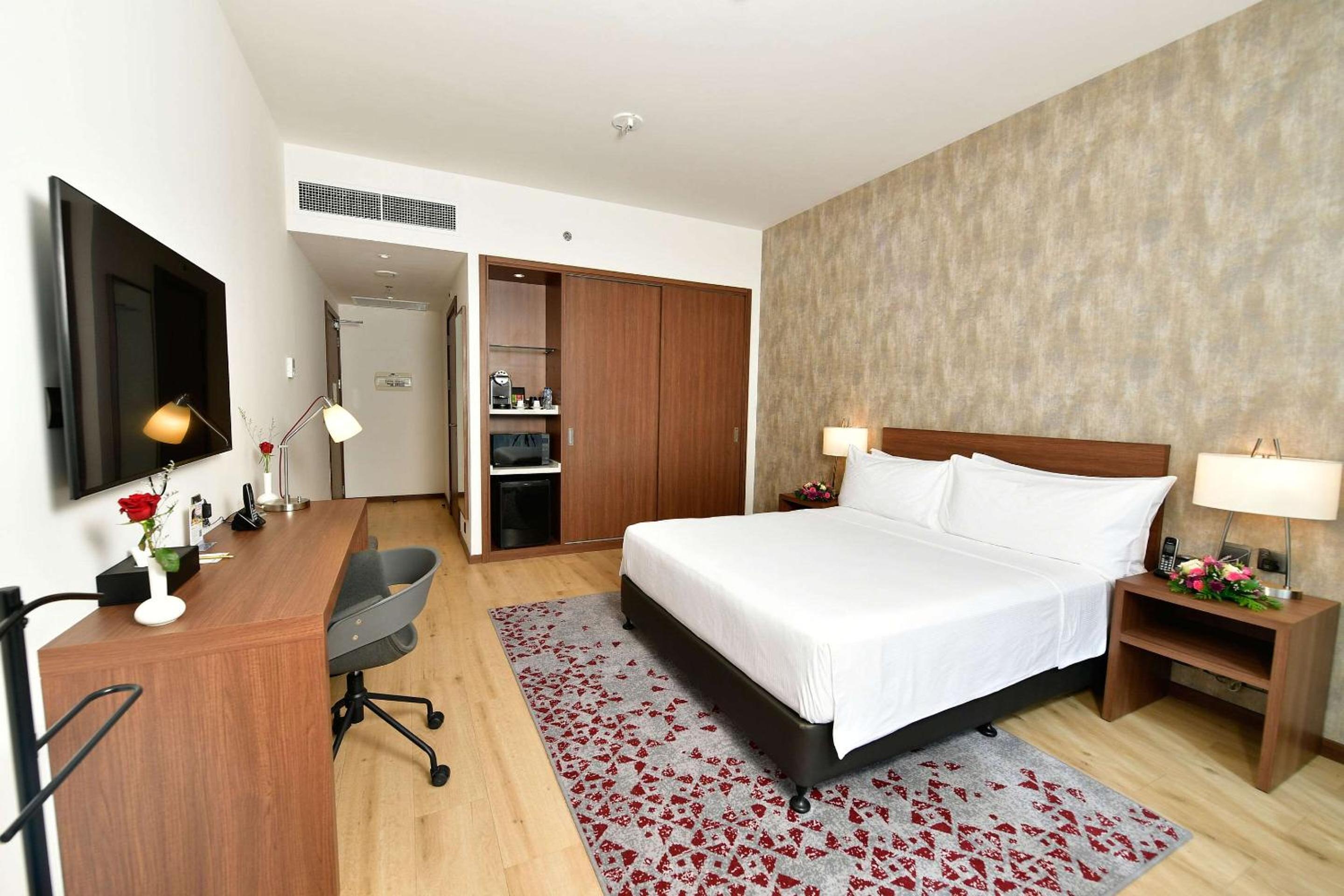 Superior Efficiency King Suite - Non-Smoking