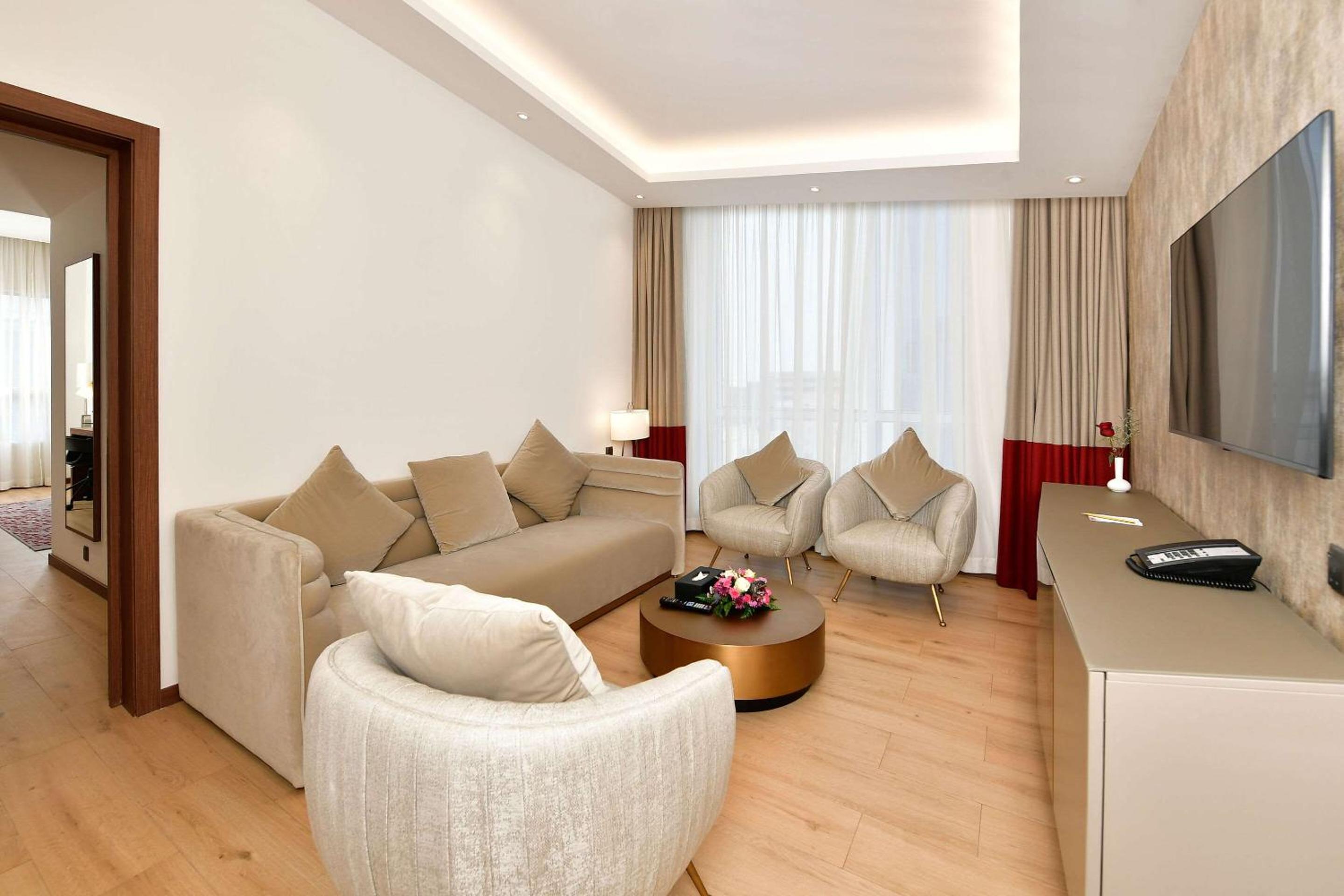 Superior Efficiency King Suite - Non-Smoking photo 2