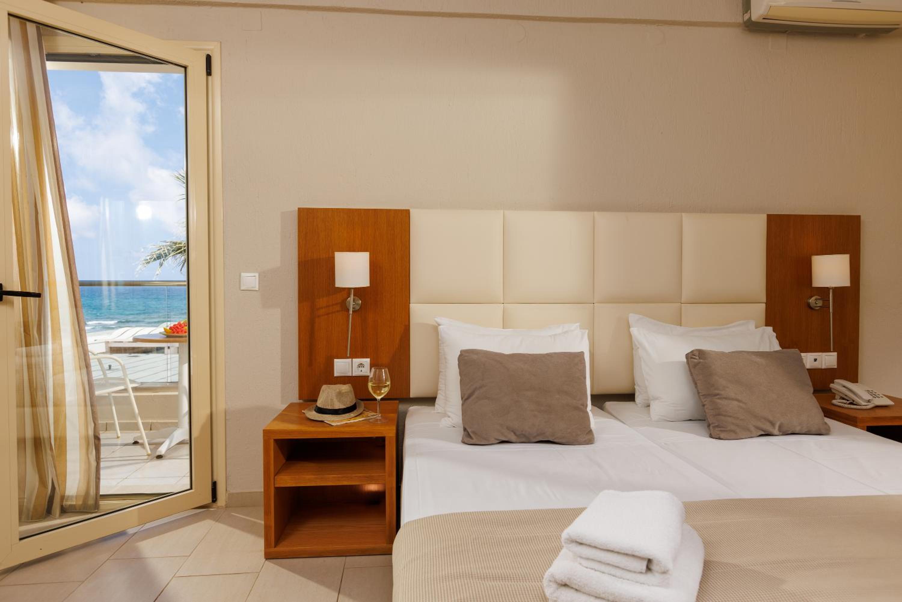 Double or Twin Room with Sea View photo 2