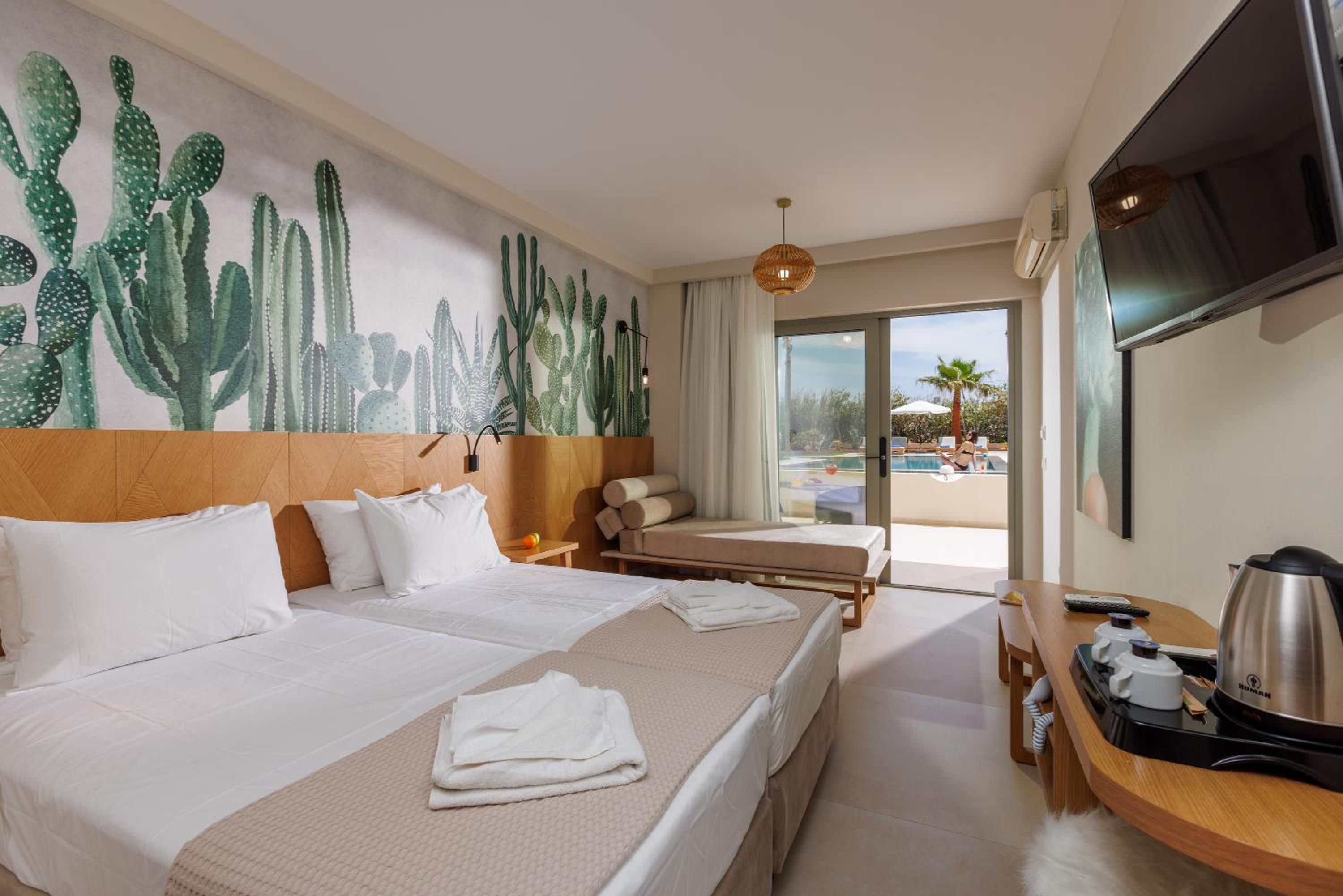 Superior Double or Twin Room with Pool View photo 2
