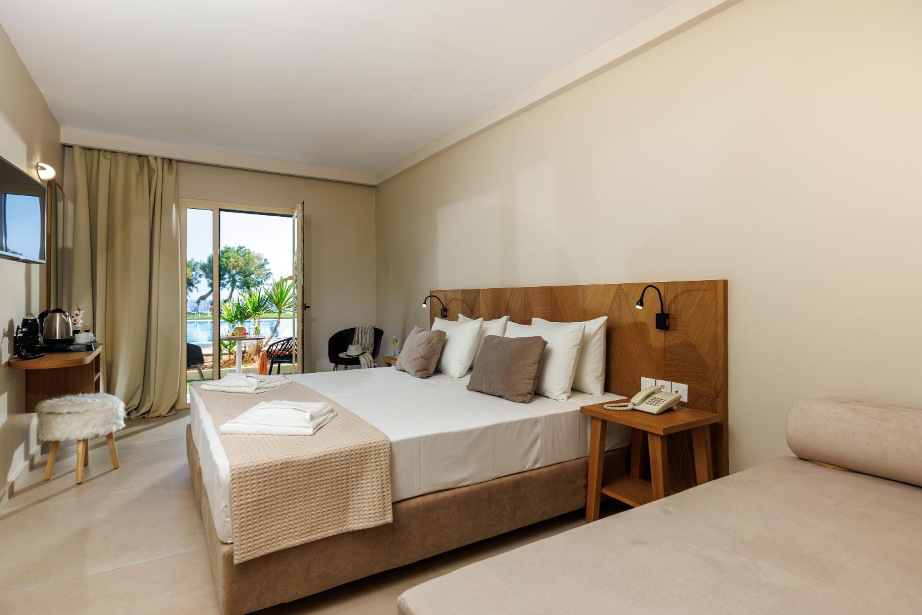 Superior Double or Twin Room with Pool View photo 3