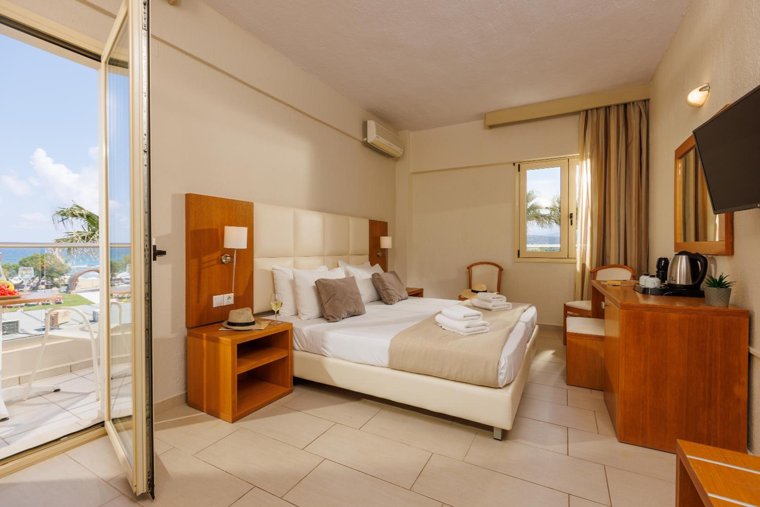 Double or Twin Room with Sea View photo 3