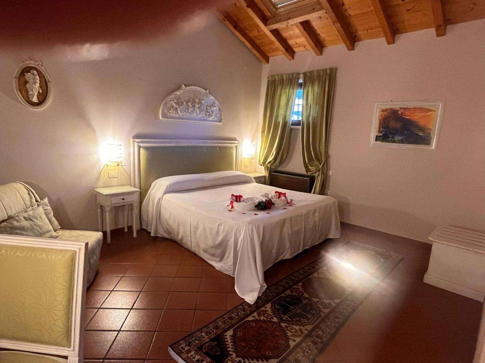 Double Room - Photo 7