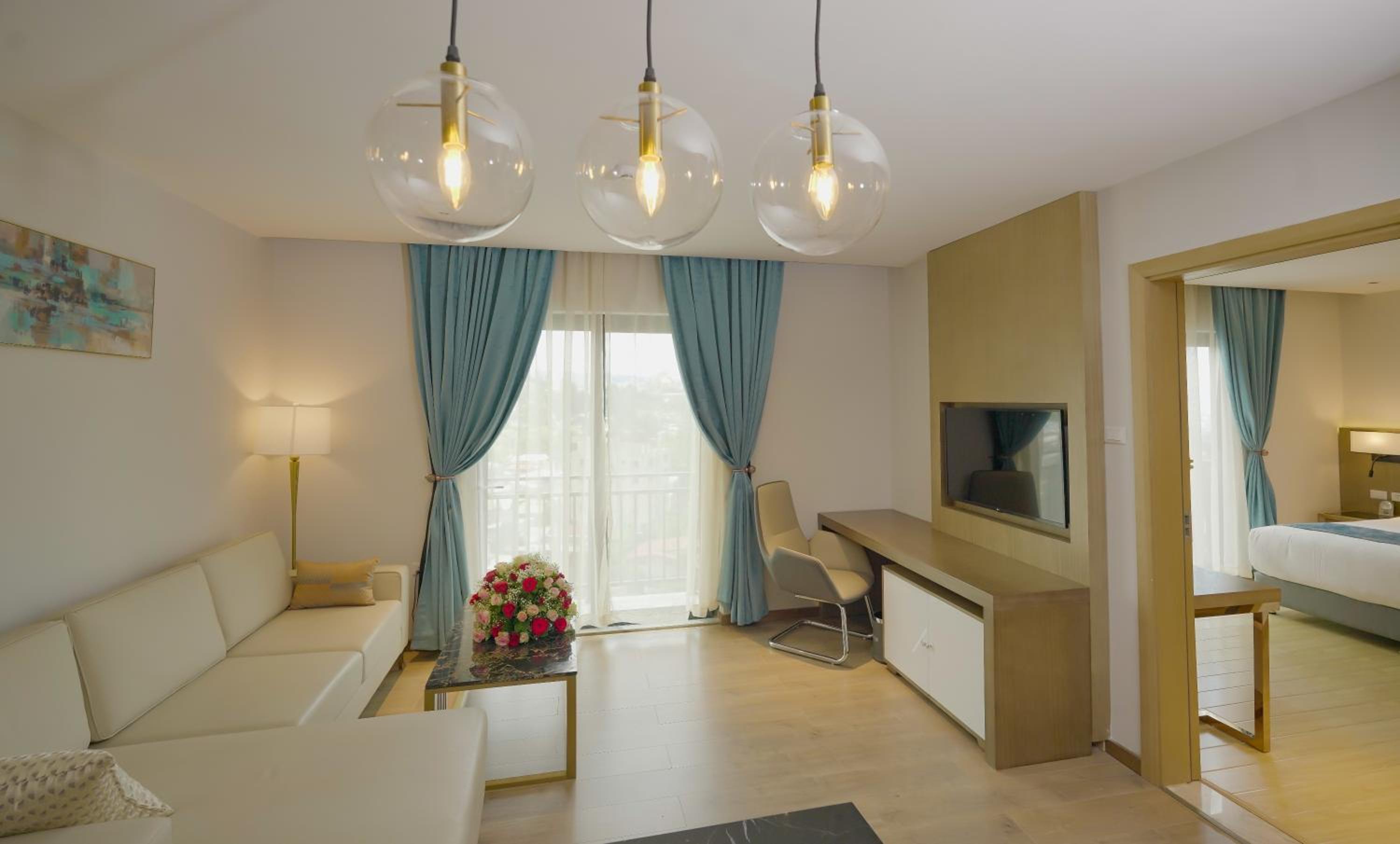 Suite - Photo 1