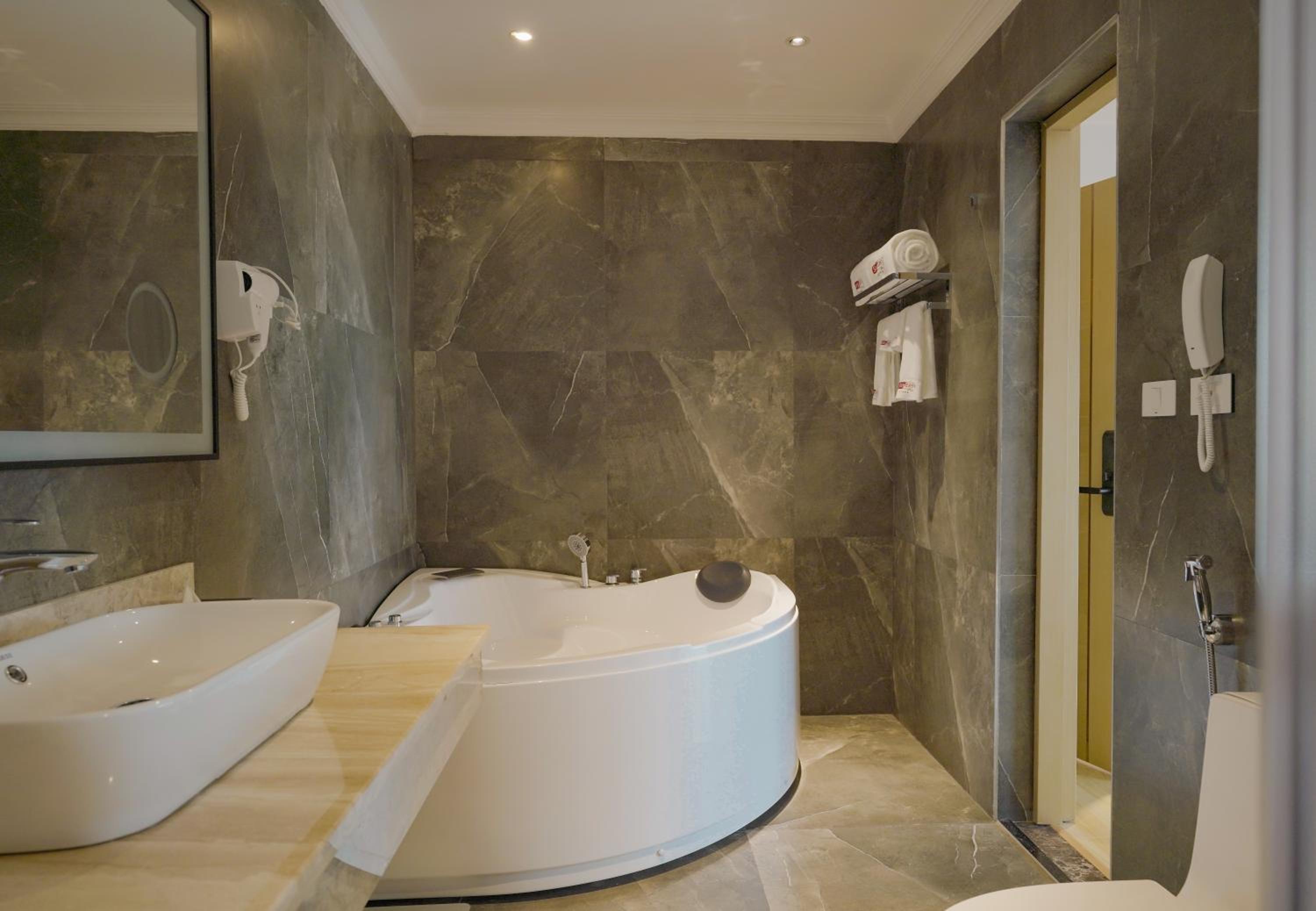 Suite - Photo 4