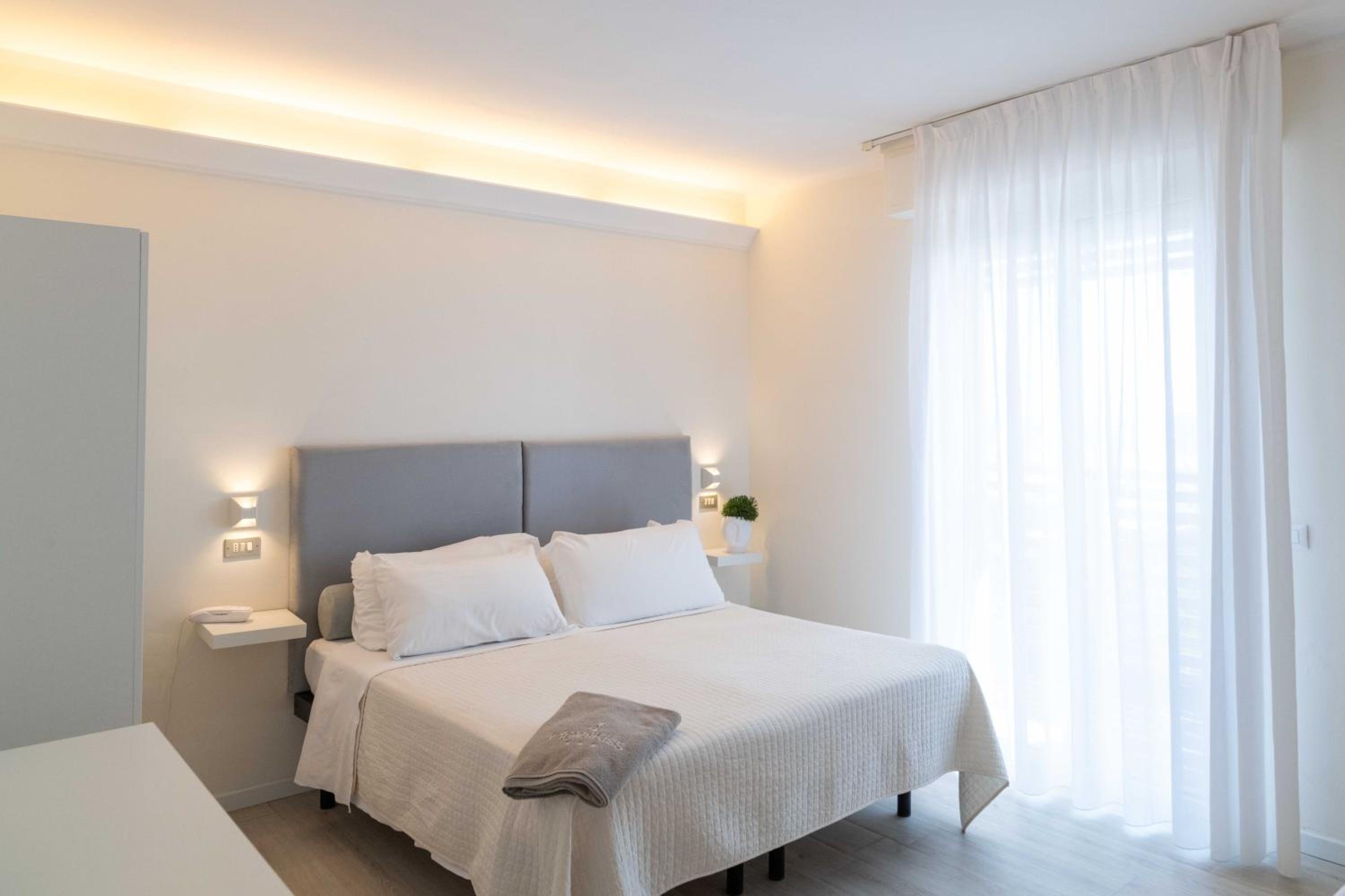 Double Room with Partial Sea View - Photo 1
