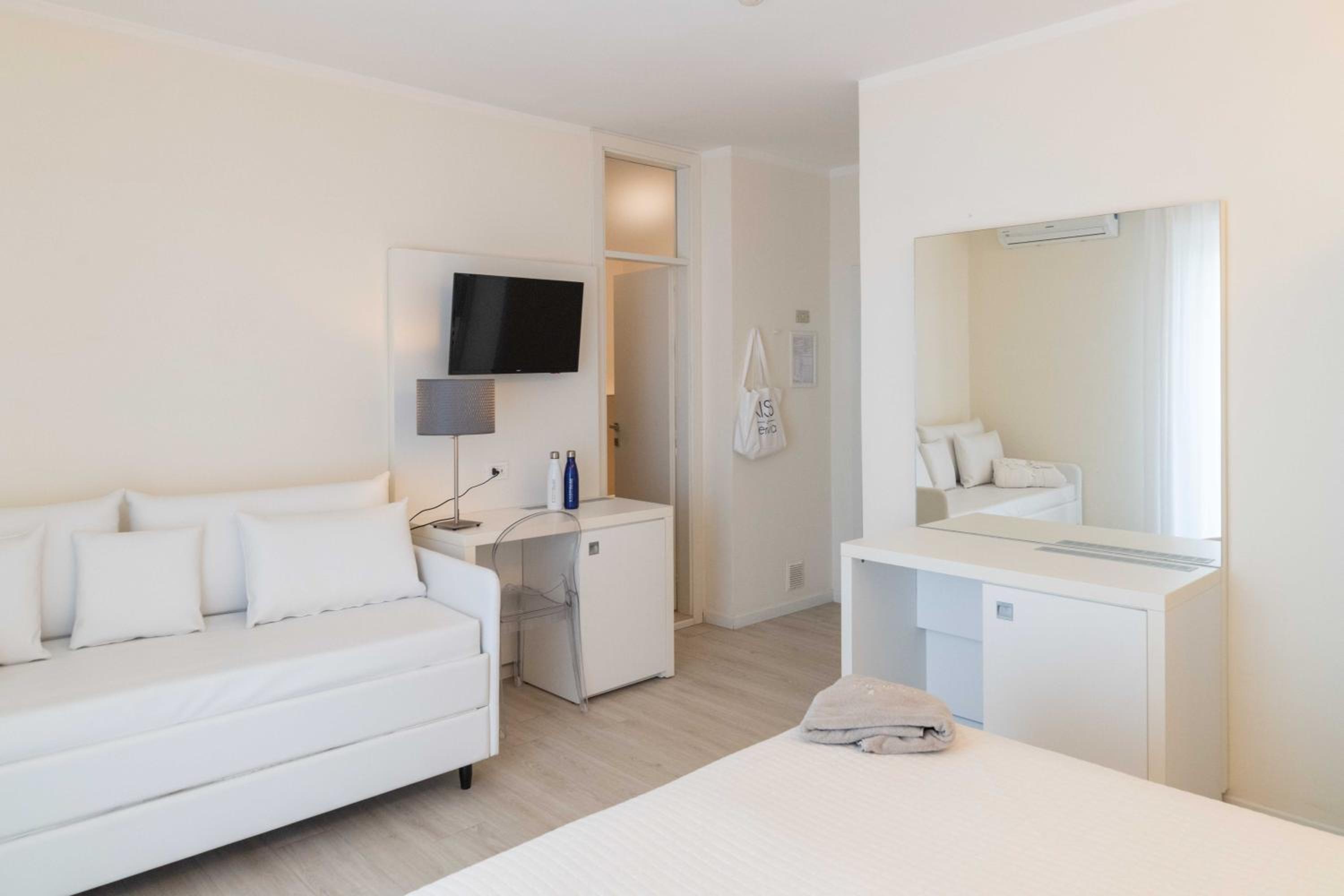 Triple Room with Balcony - Photo 11