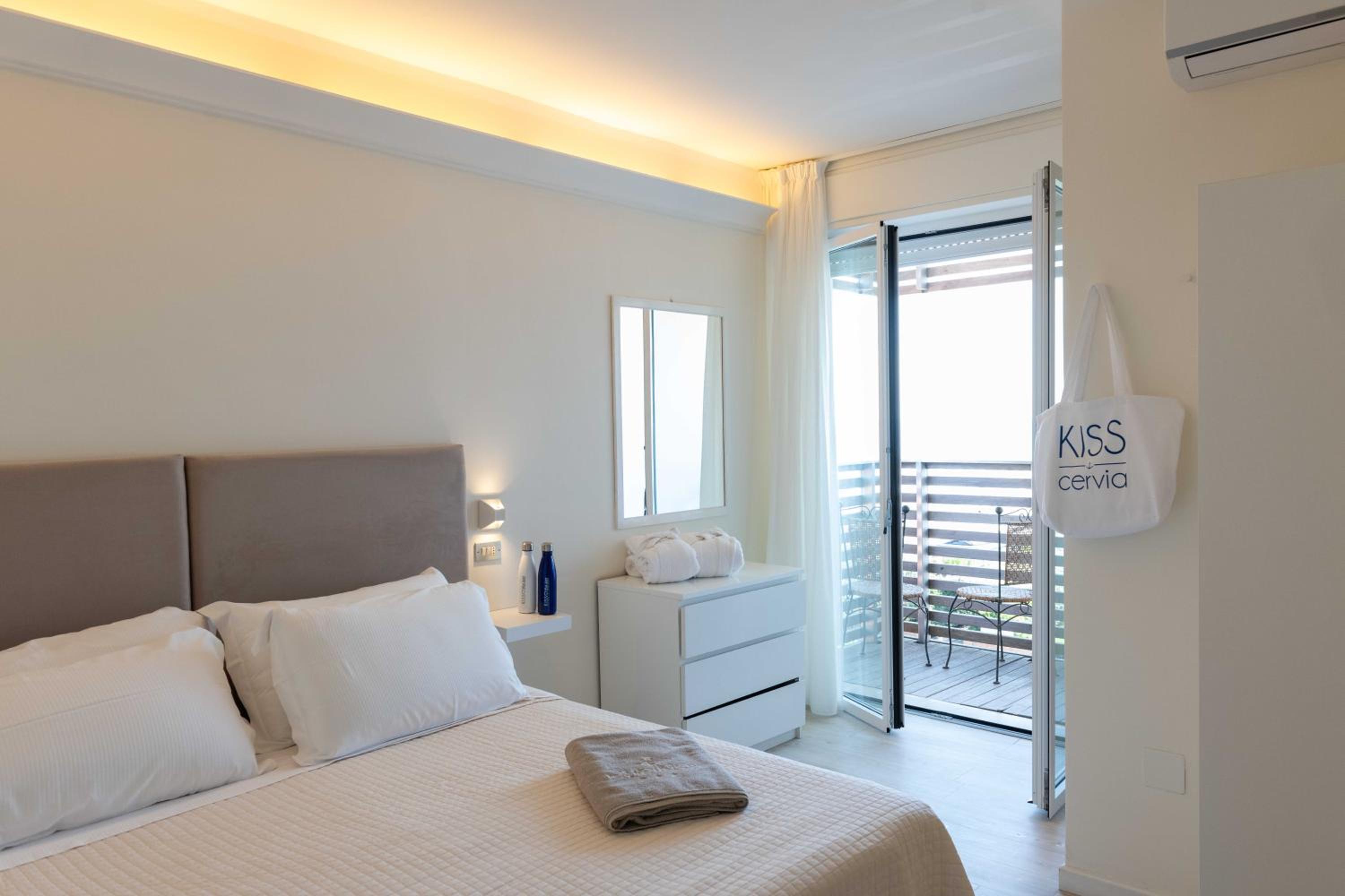 Double or Twin Room with Sea View - Photo 10
