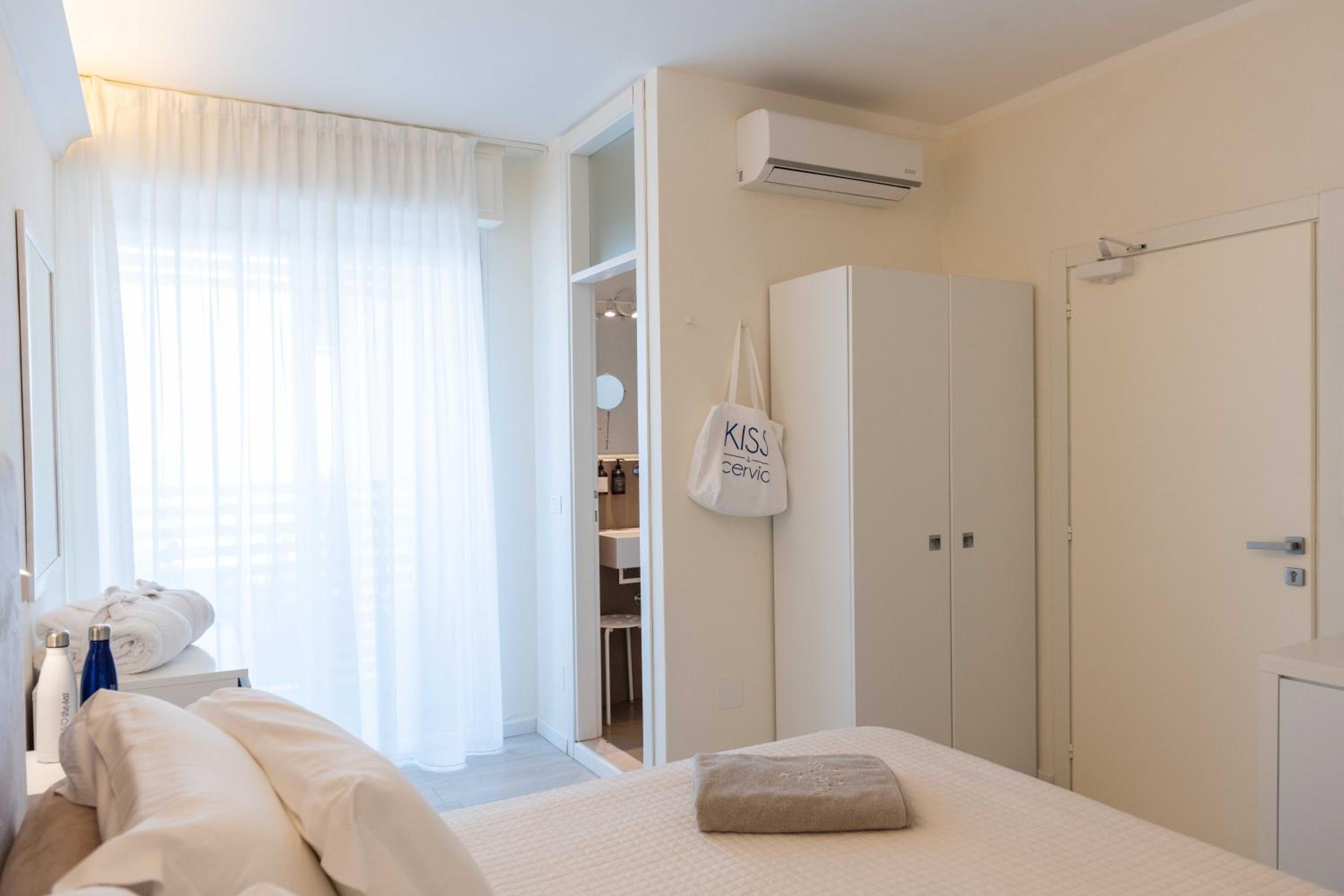 Double or Twin Room with Sea View - Photo 11