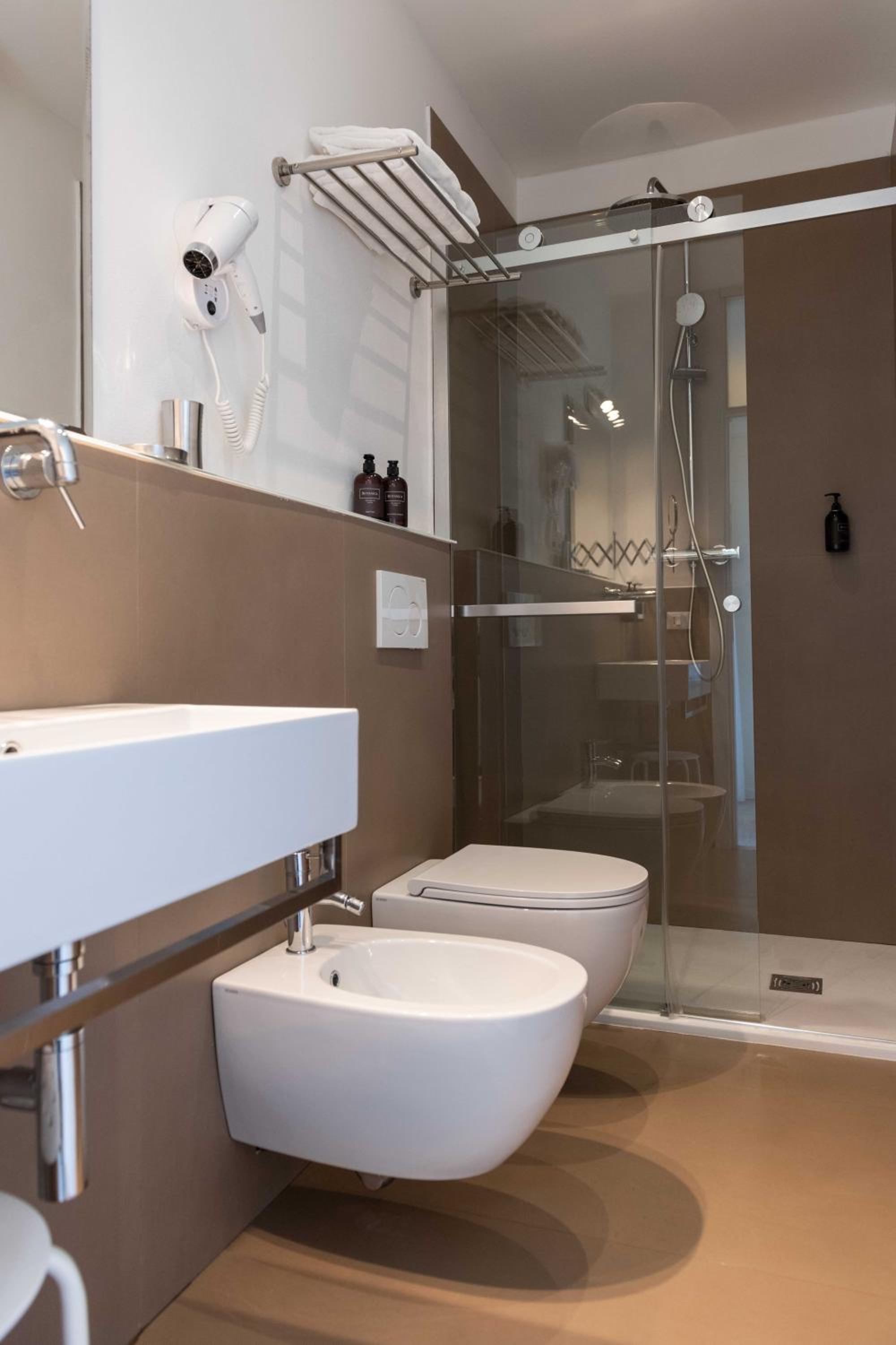 Double or Twin Room with Sea View - Photo 12