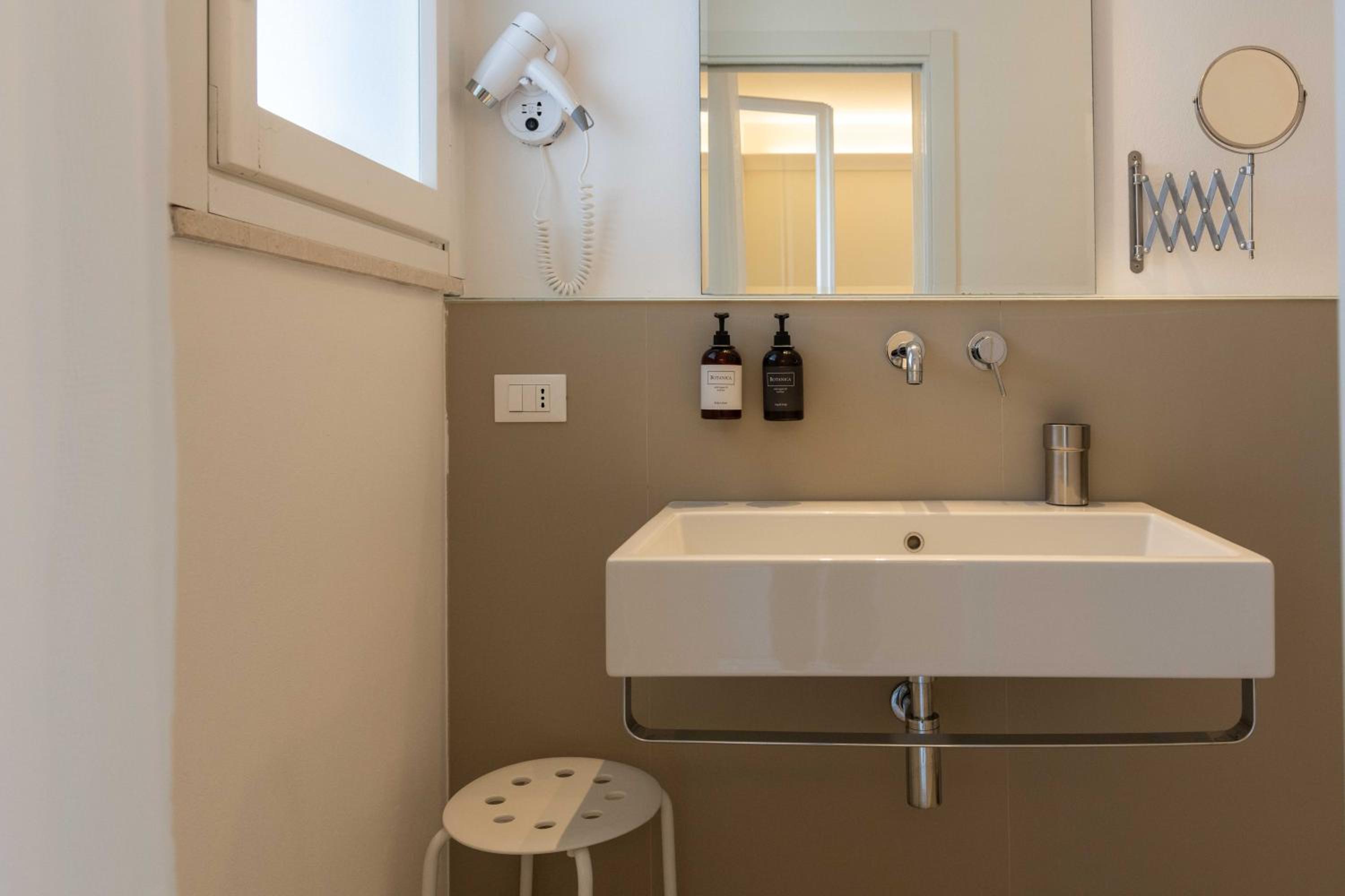 Double Room with Partial Sea View - Photo 8