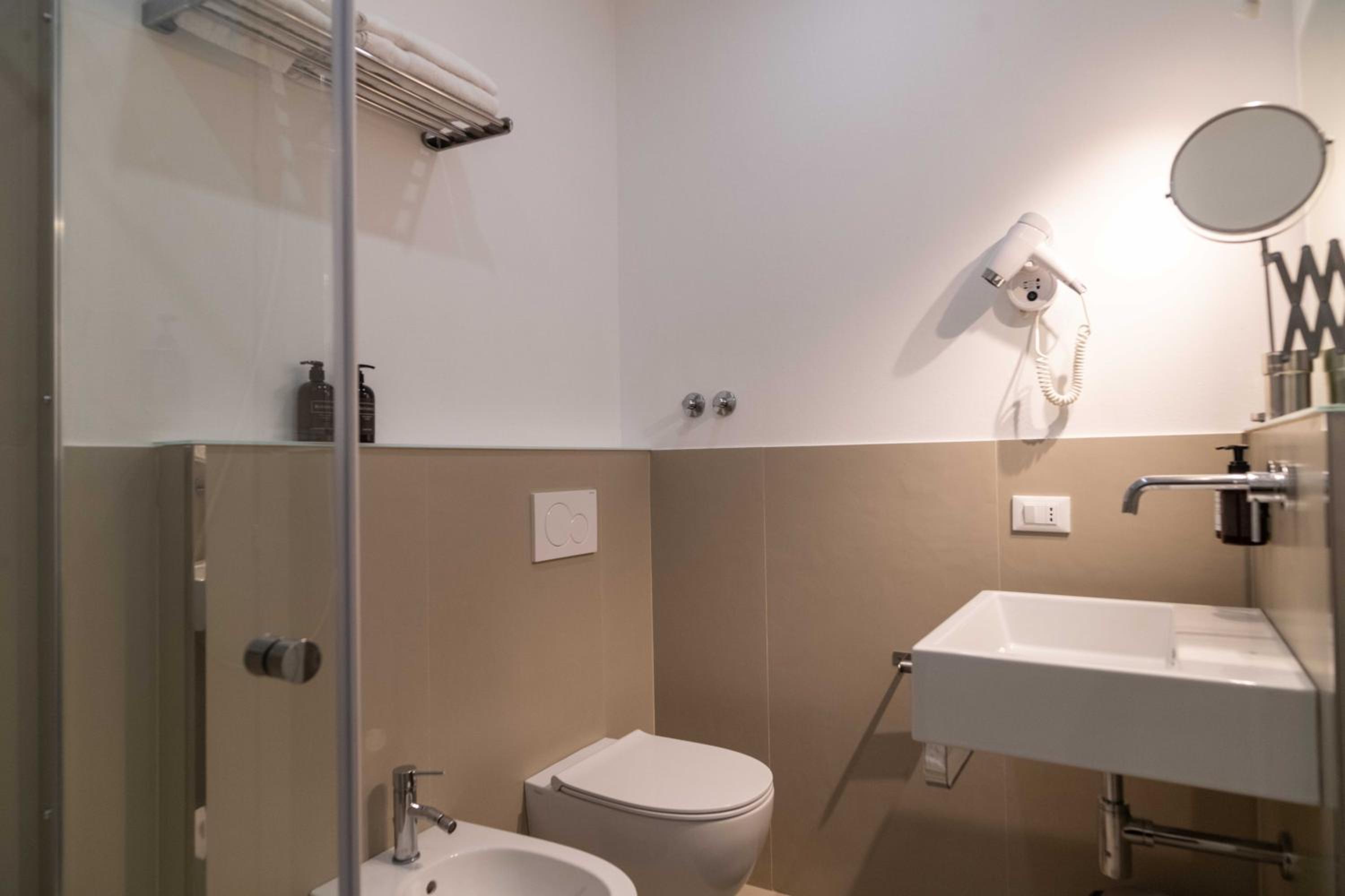 Double or Twin Room with Sea View - Photo 13
