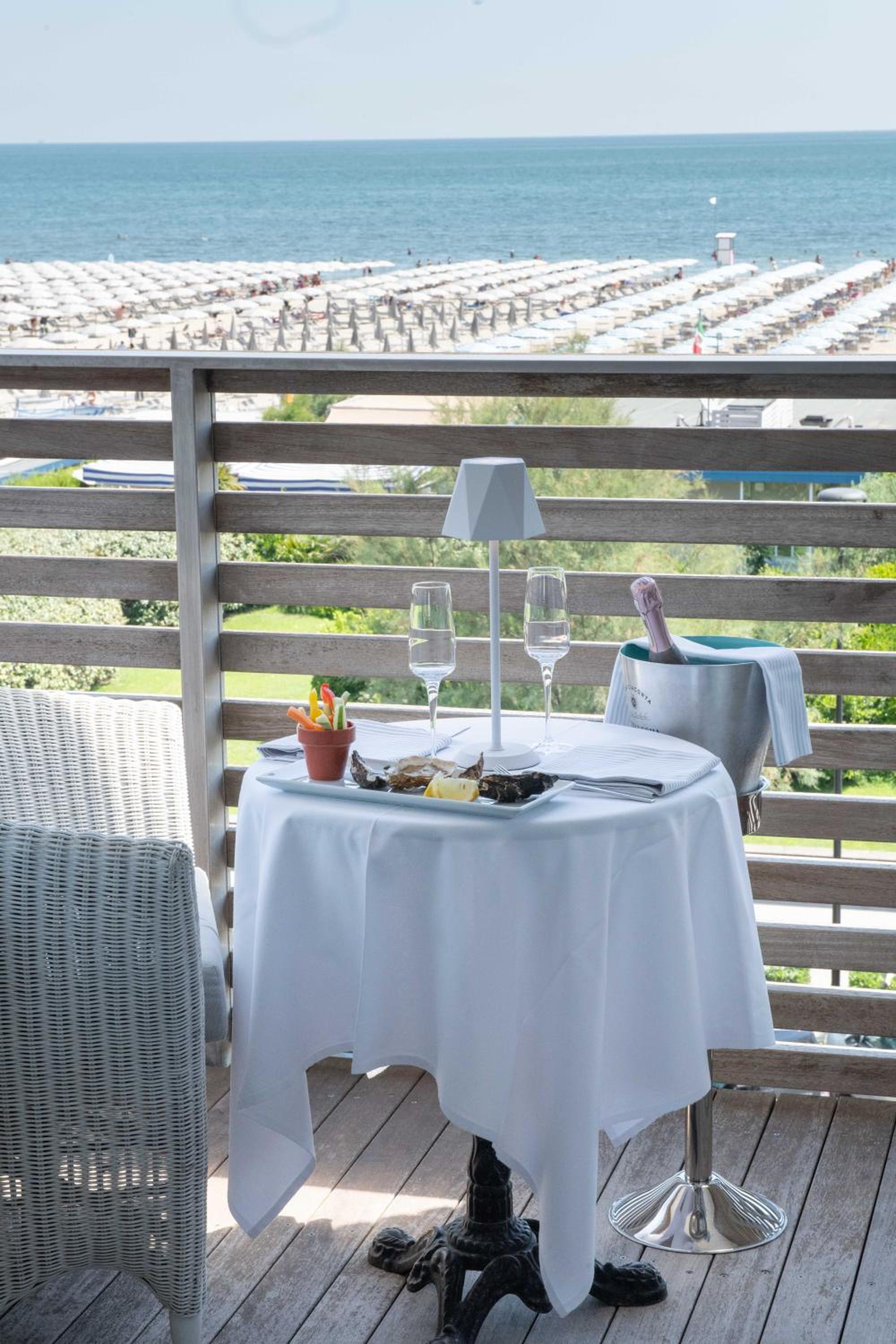 Double or Twin Room with Sea View - Photo 14