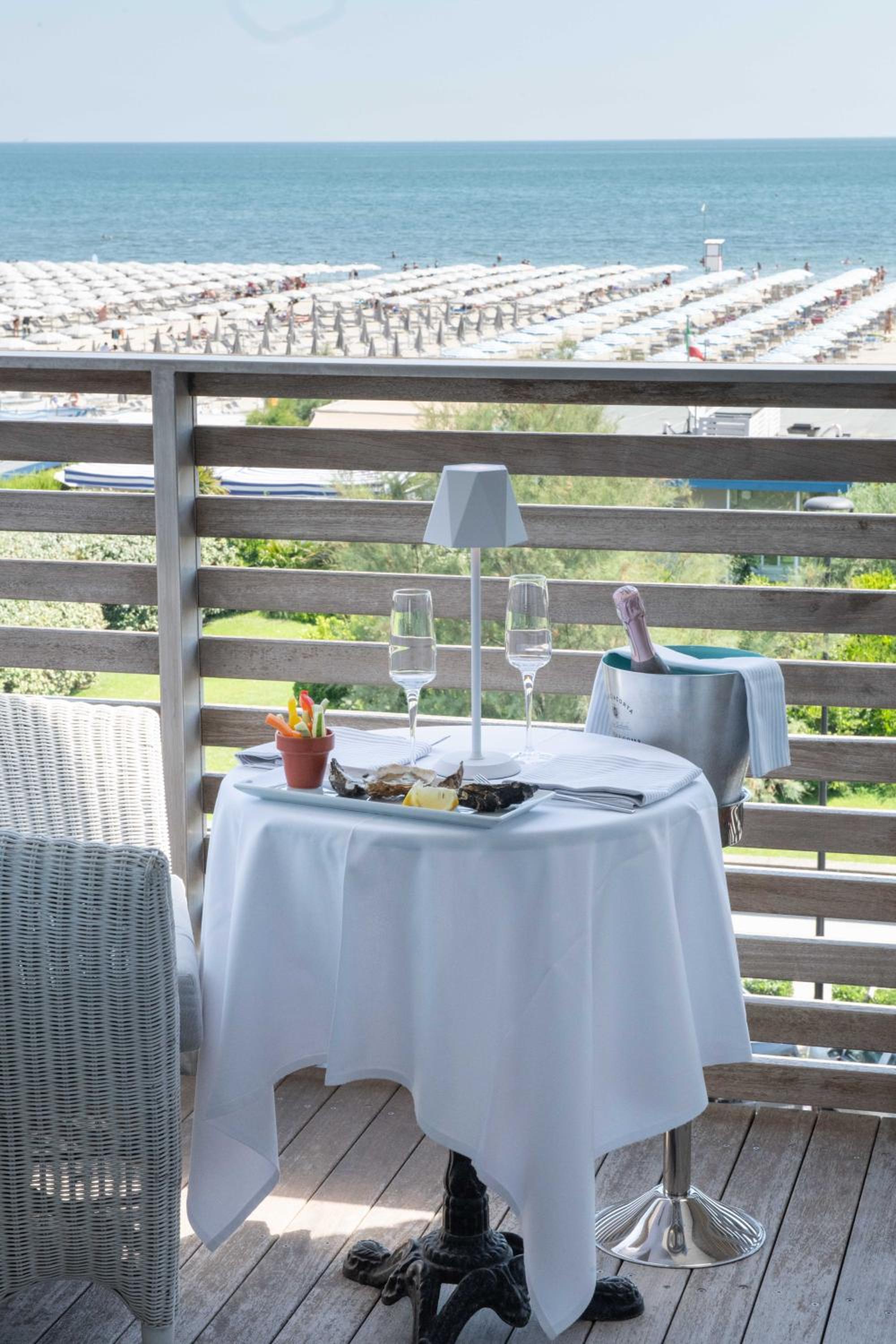 Double or Twin Room with Sea View - Photo 16