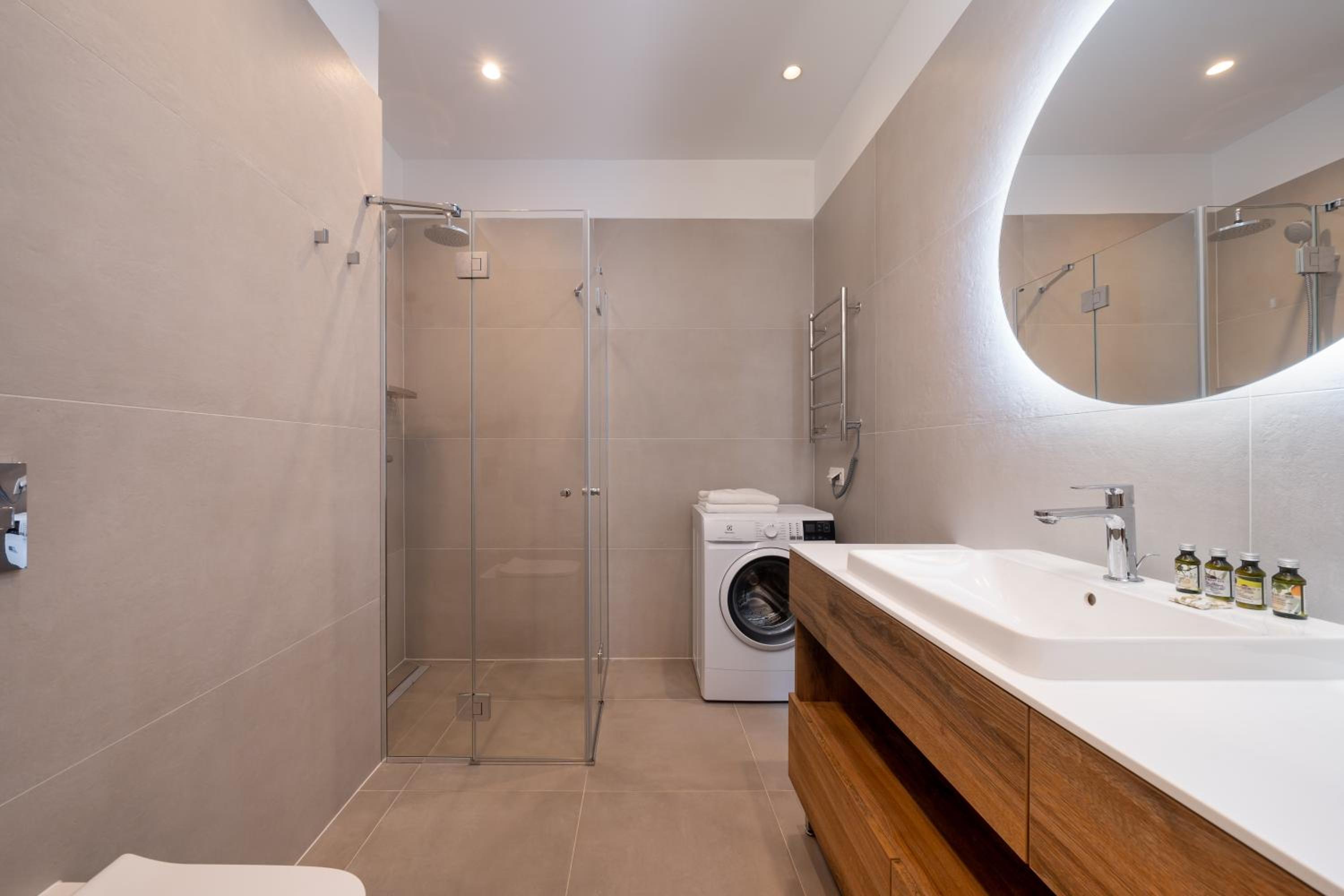 Two-Bedroom Apartment with Patio or Balcony photo 2